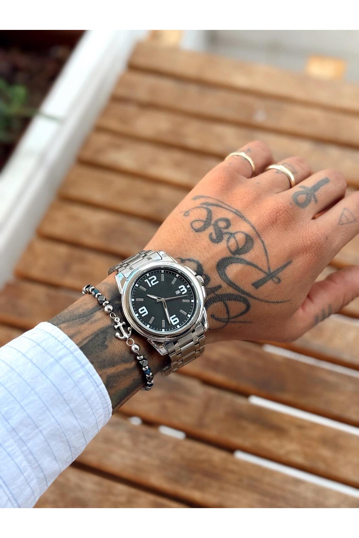 Gümüş Metal Kordonlu, Siyah Kadranlı, Beyaz Rakamlı ve Takvim Göstergeli Klasik Erkek kol Saati