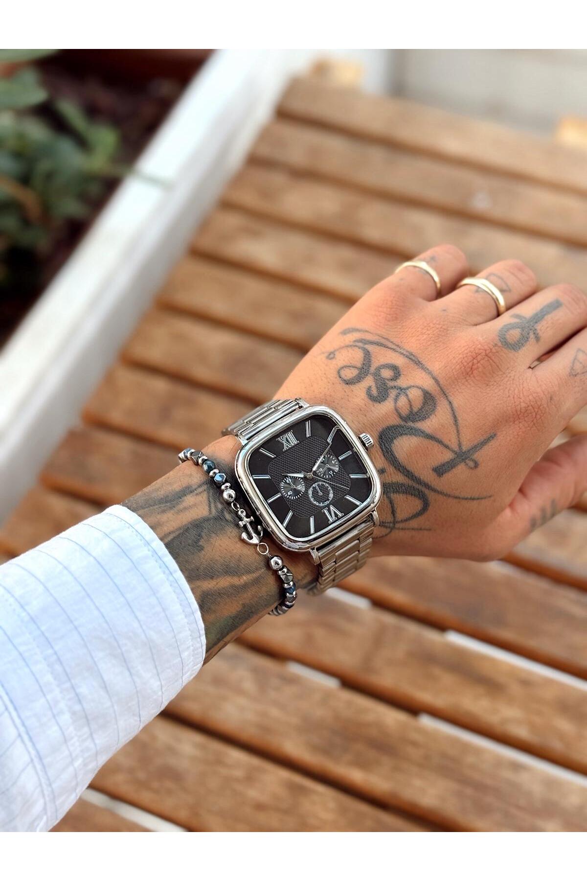Kare Kasa,Gümüş Metal Kordon, Siyah Kadran, Roma İndeksli ve Kronograf Göstergeli Erkek Kol Saati