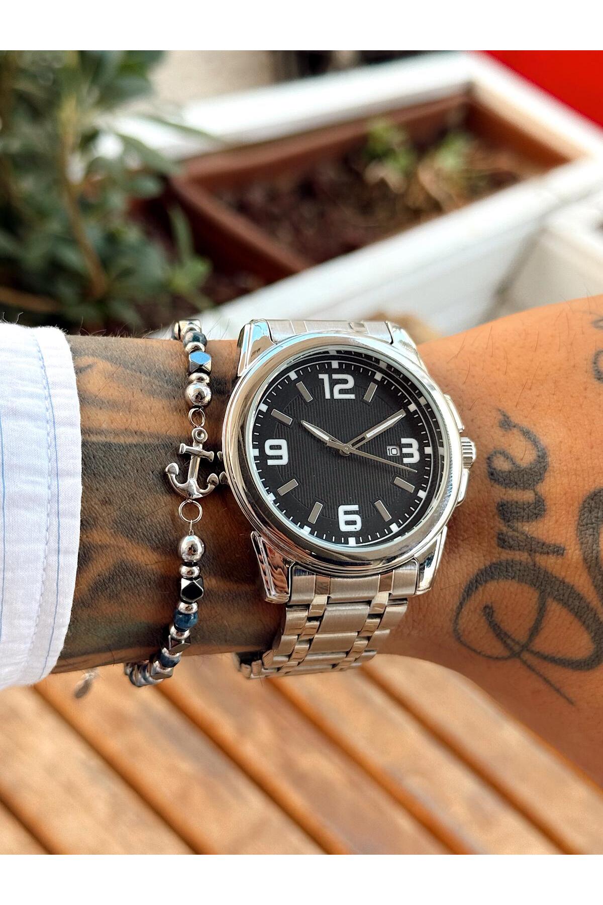 Gümüş Metal Kordonlu, Siyah Kadranlı, Beyaz Rakamlı ve Takvim Göstergeli Klasik Erkek kol Saati