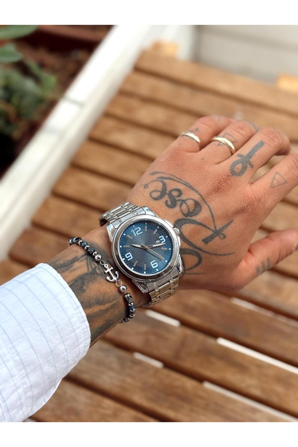 Gümüş Metal Kordonlu, Lacivert Kadranlı, Beyaz Rakamlı ve Takvim Göstergeli Klasik Erkek Kol Saati