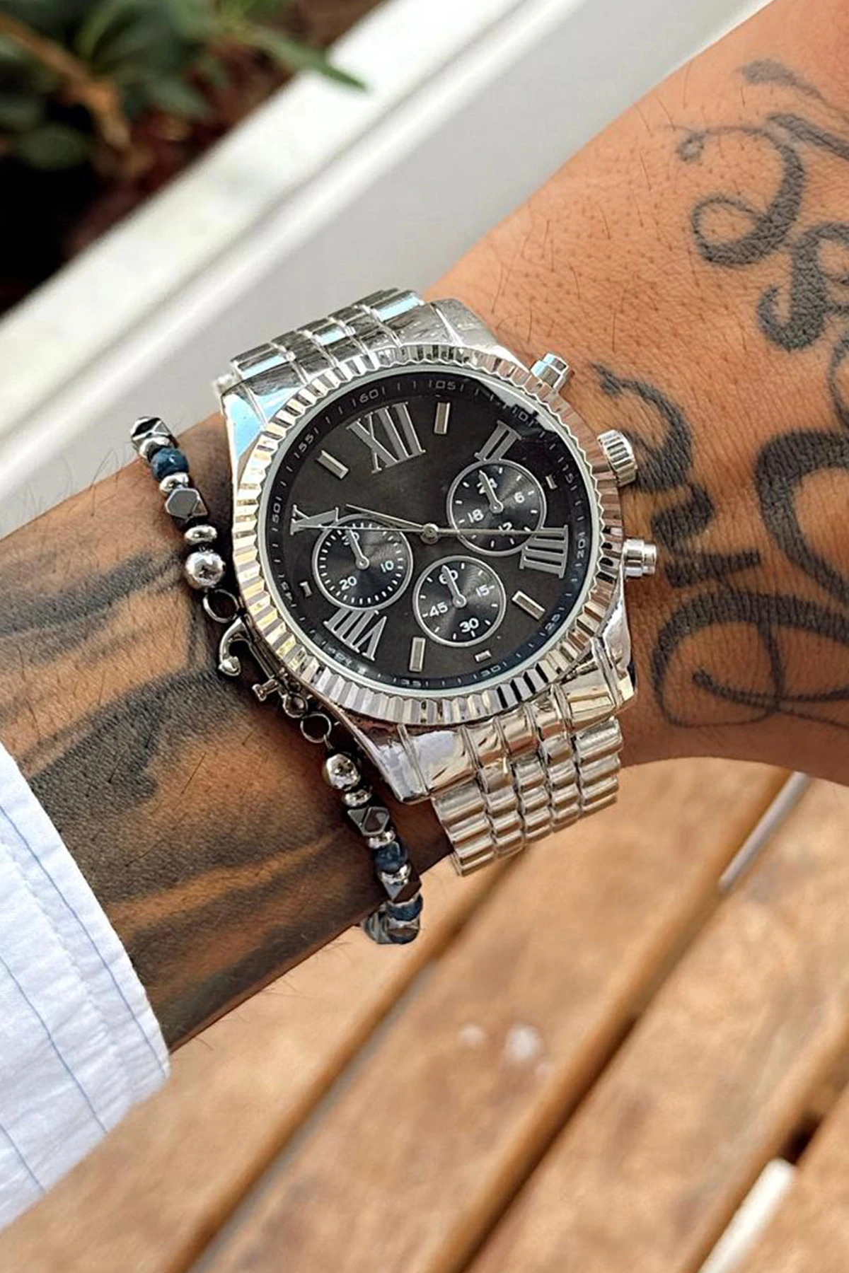 Gümüş Metal Kordonlu Erkek Kol Saati – Siyah Kadran, Çoklu Kronograf Göstergeli, Roma İndeksli