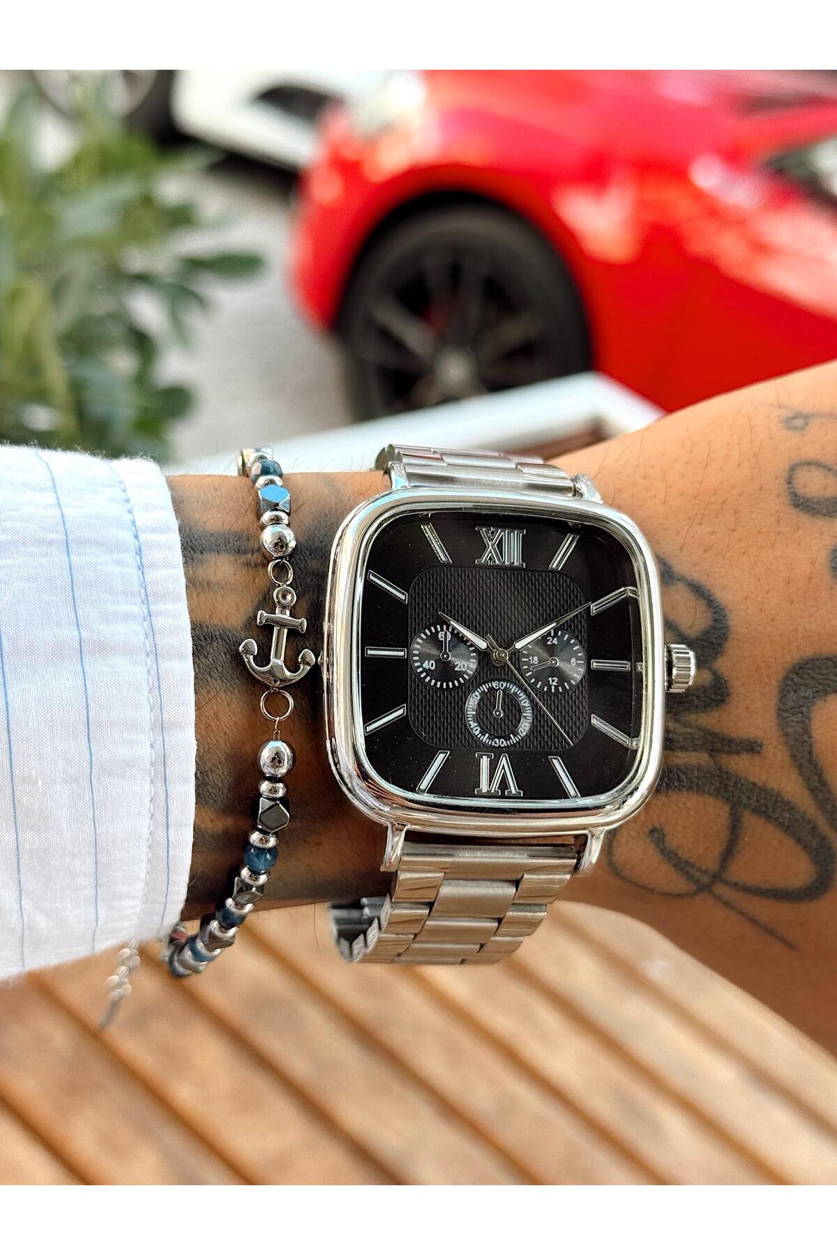 Kare Kasa,Gümüş Metal Kordon, Siyah Kadran, Roma İndeksli ve Kronograf Göstergeli Erkek Kol Saati