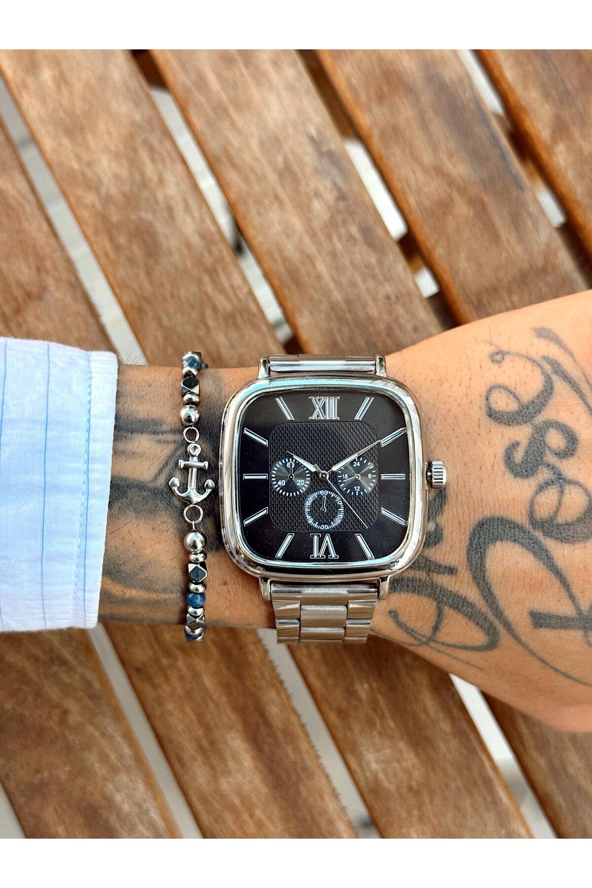 Kare Kasa,Gümüş Metal Kordon, Siyah Kadran, Roma İndeksli ve Kronograf Göstergeli Erkek Kol Saati