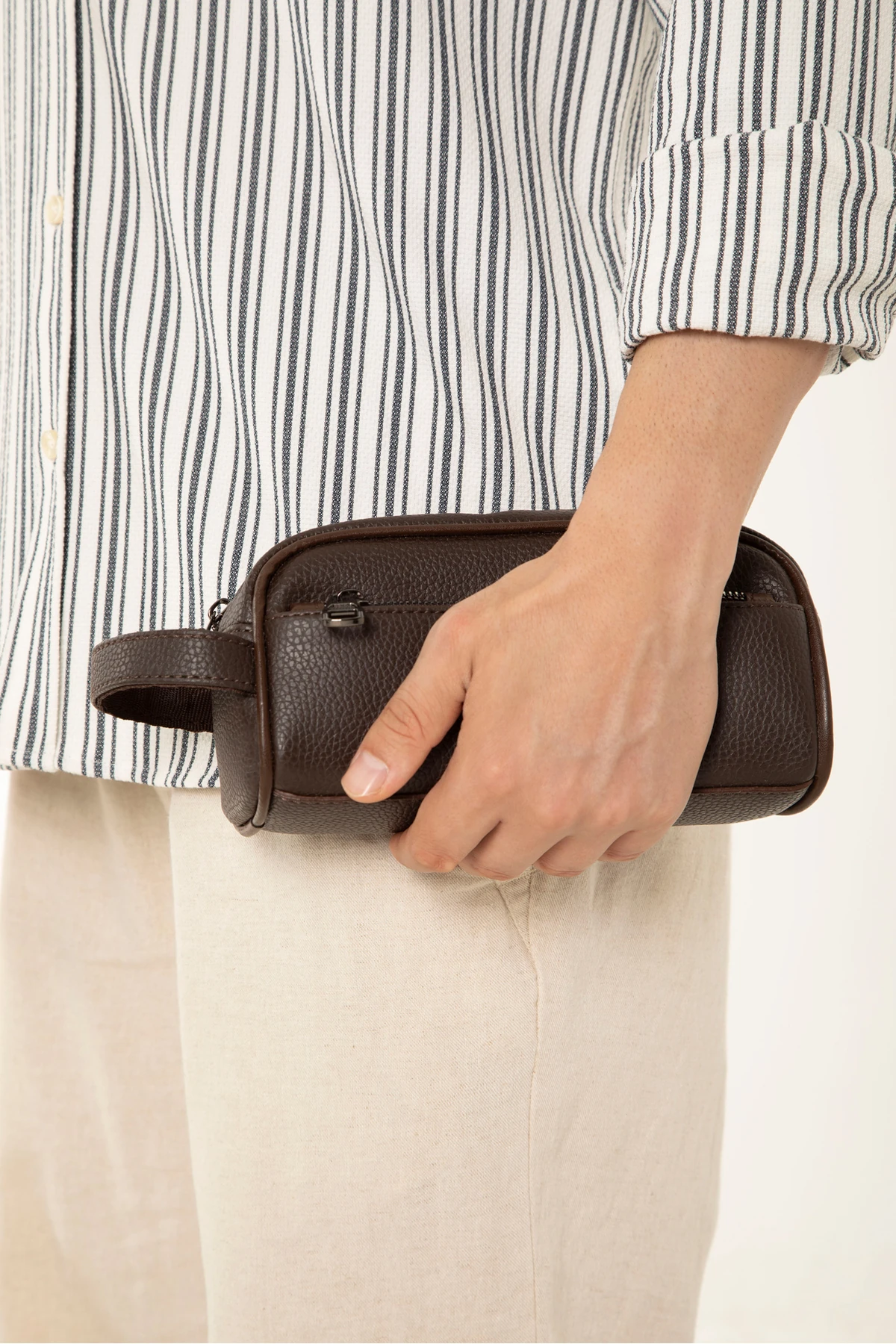 Lurtz Erkek Kahverengi Vegan Deri El Çantası – Fermuarlı Ön Cep, Dokulu Desen