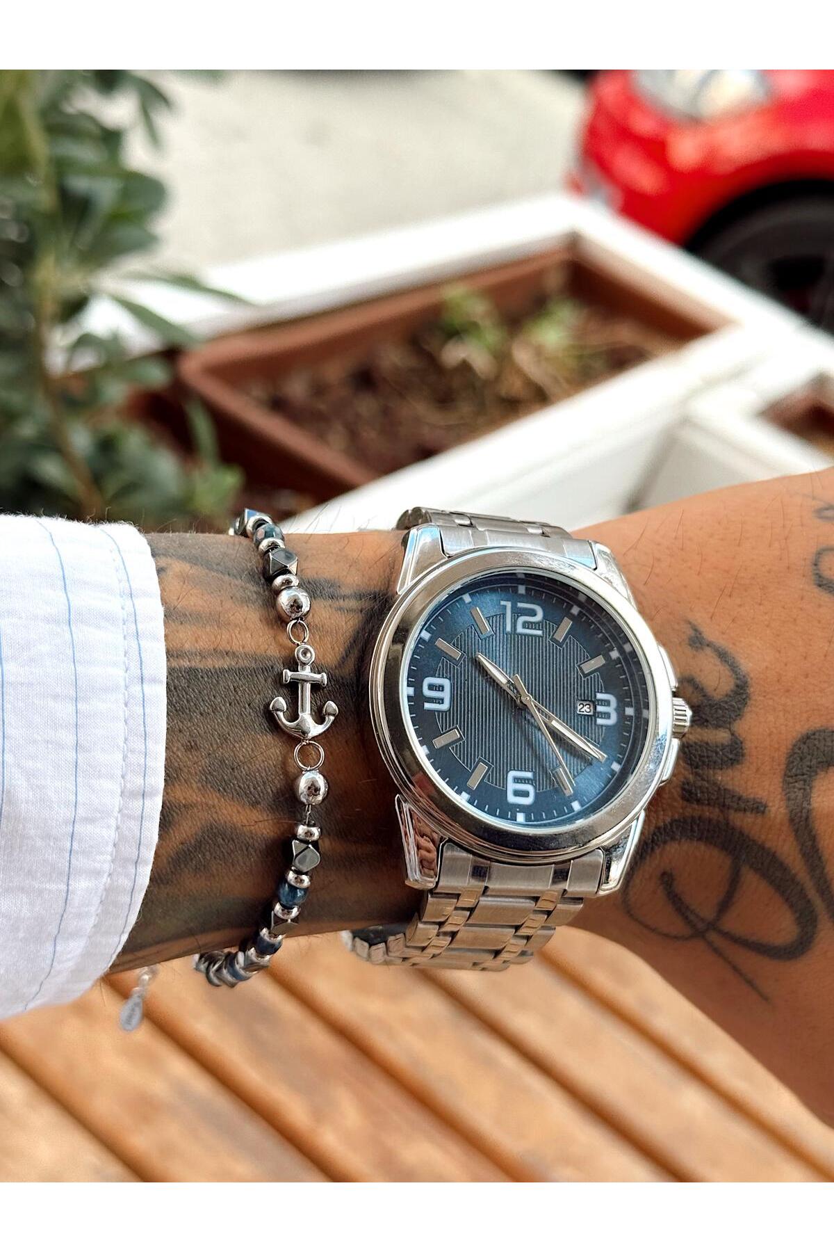 Gümüş Metal Kordonlu, Lacivert Kadranlı, Beyaz Rakamlı ve Takvim Göstergeli Klasik Erkek Kol Saati