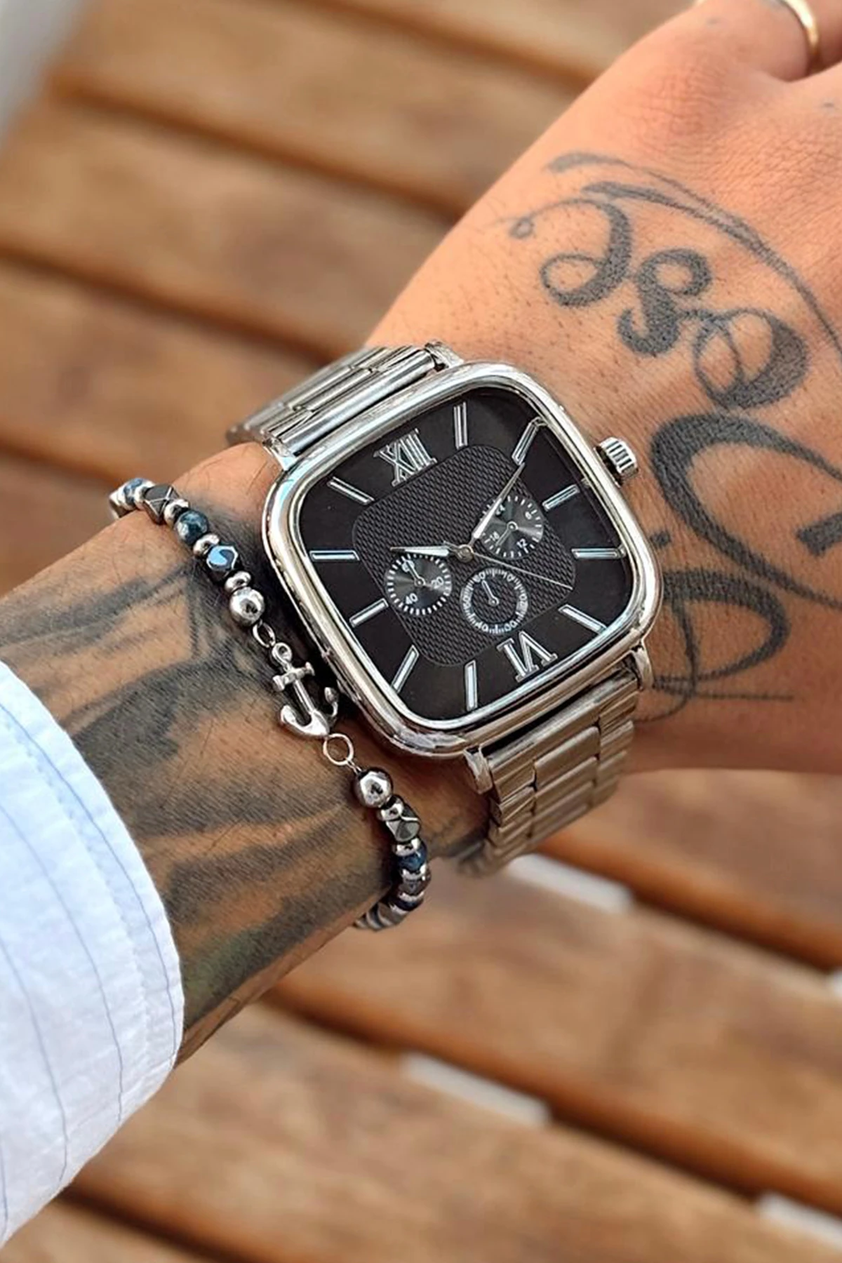 Kare Kasa,Gümüş Metal Kordon, Siyah Kadran, Roma İndeksli ve Kronograf Göstergeli Erkek Kol Saati