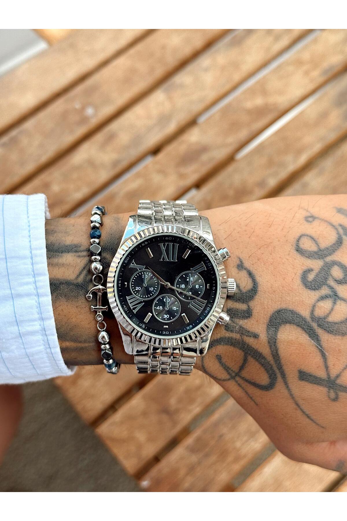 Gümüş Metal Kordonlu Erkek Kol Saati – Siyah Kadran, Çoklu Kronograf Göstergeli, Roma İndeksli