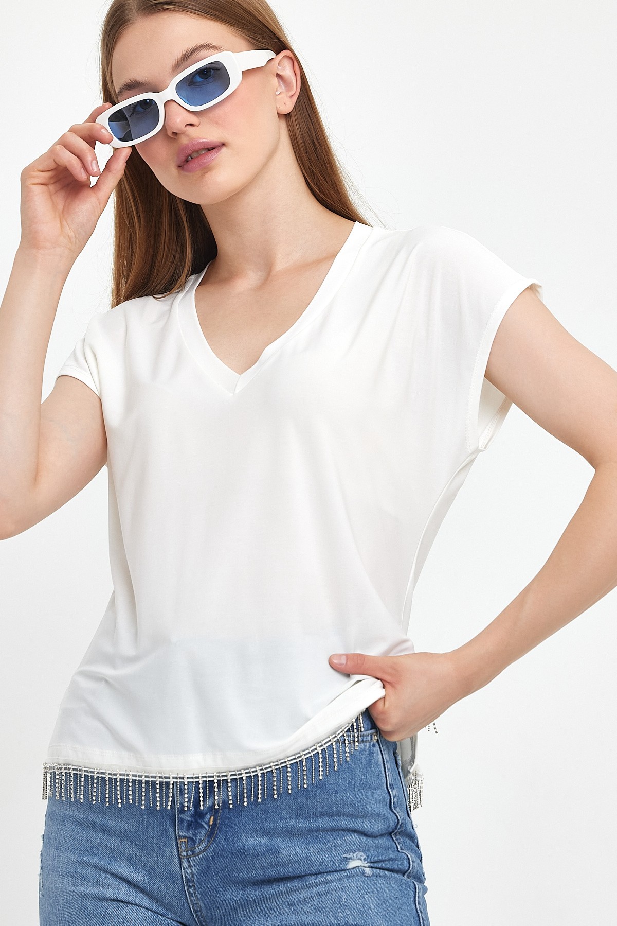 Eteği Taş Detaylı V Yaka Beyaz T-Shirt