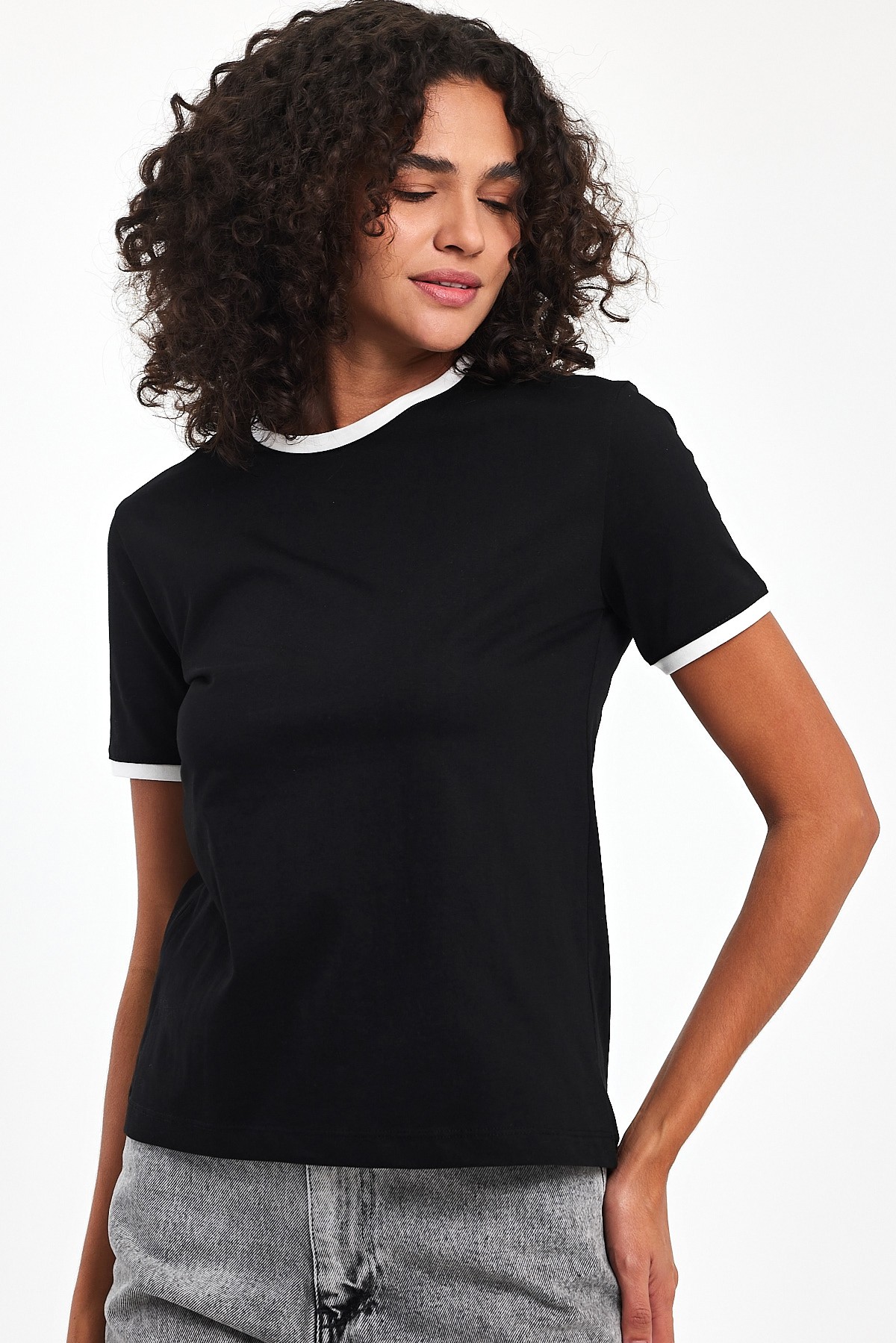 Kontrast Detaylı Kısa Kol Siyah Tişört