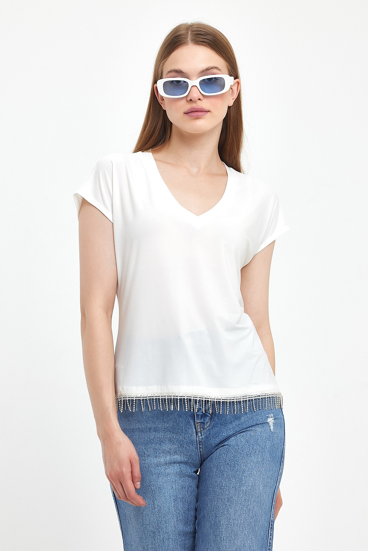 Eteği Taş Detaylı V Yaka Beyaz T-Shirt