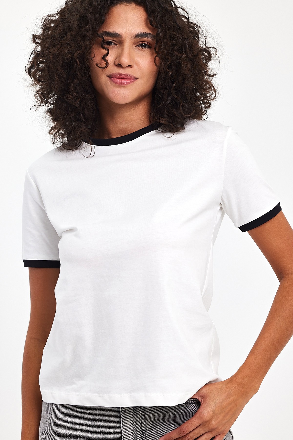 Kontrast Detaylı Kısa Kol Beyaz Tişört