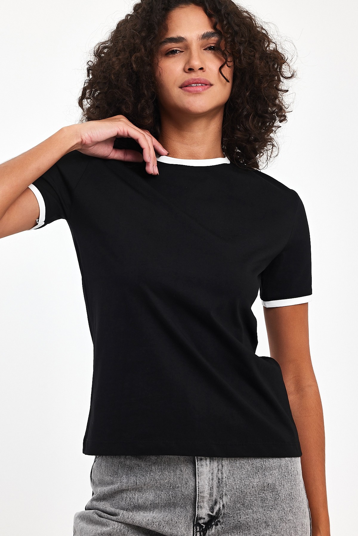 Kontrast Detaylı Kısa Kol Siyah Tişört