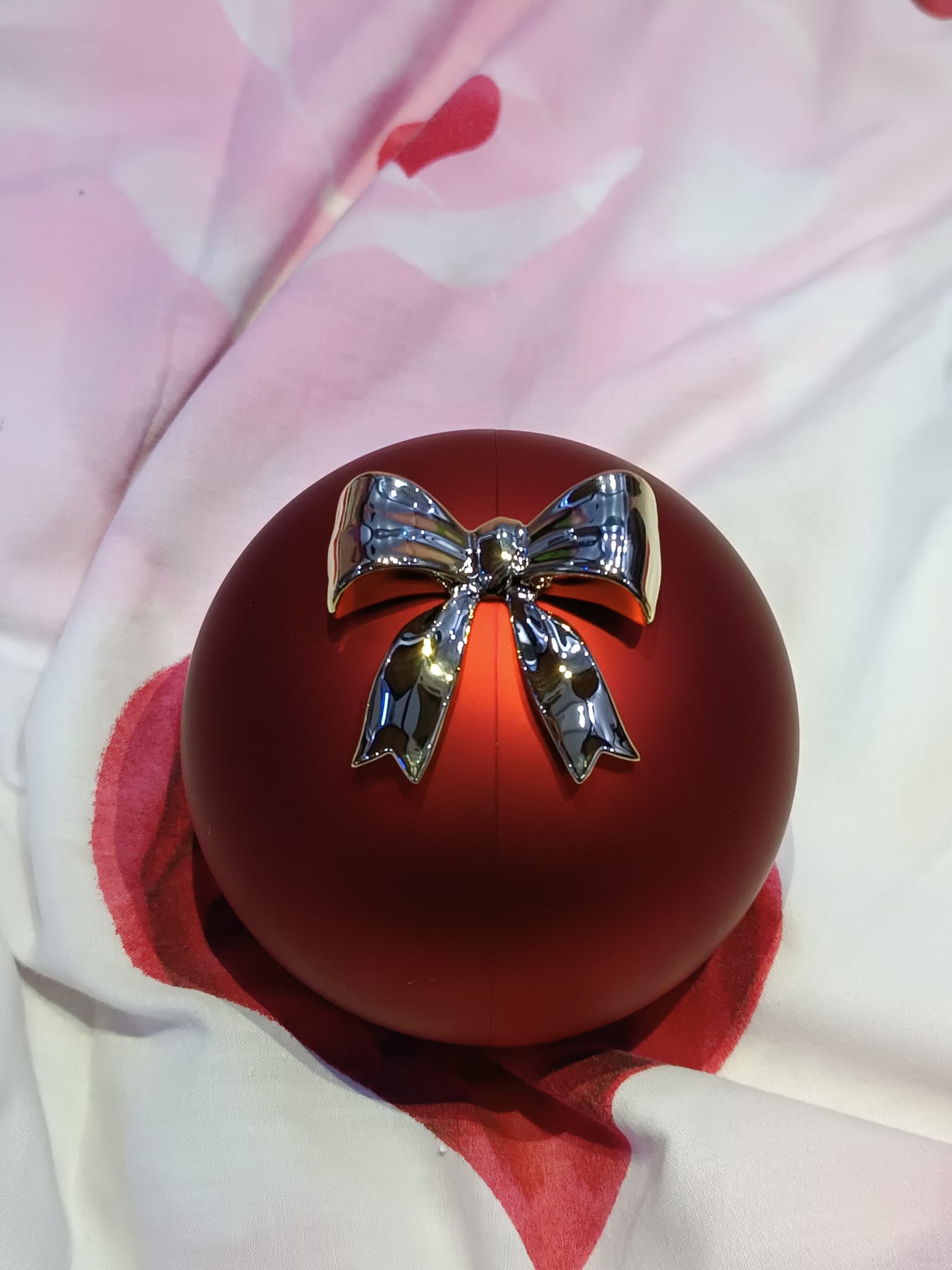 İthal Kırmızı Açılır Top Hediye Kutusu – Gül ve Yüzük Alanlı Lüks Hediye