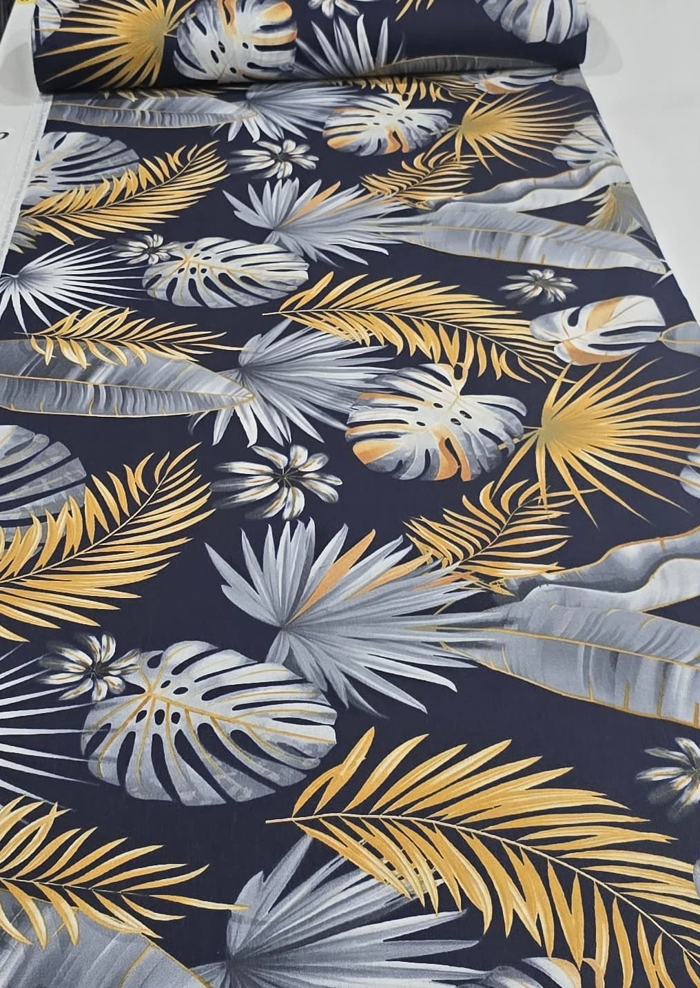 Siyah Zemin Üzerine Yapraklar - 200×220