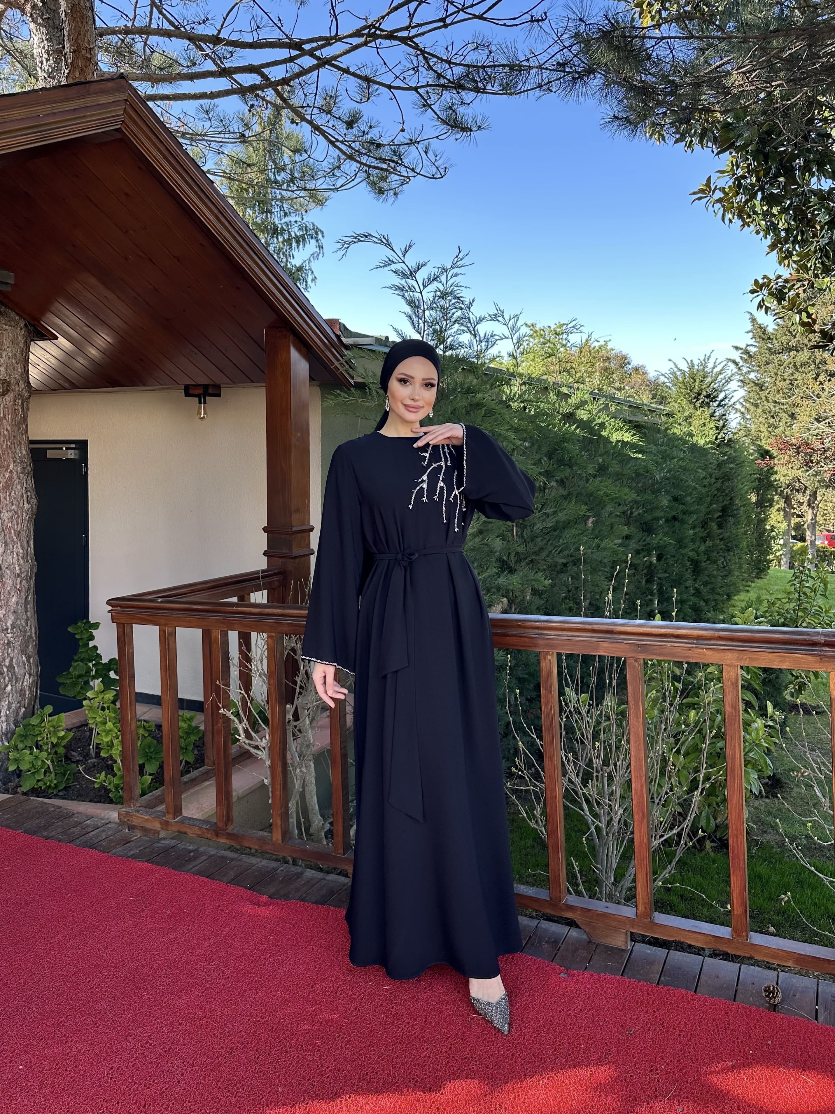 4210 Kol Ucu Ve Omuz Kısmında Taş İşlemeli Elbise  - siyah