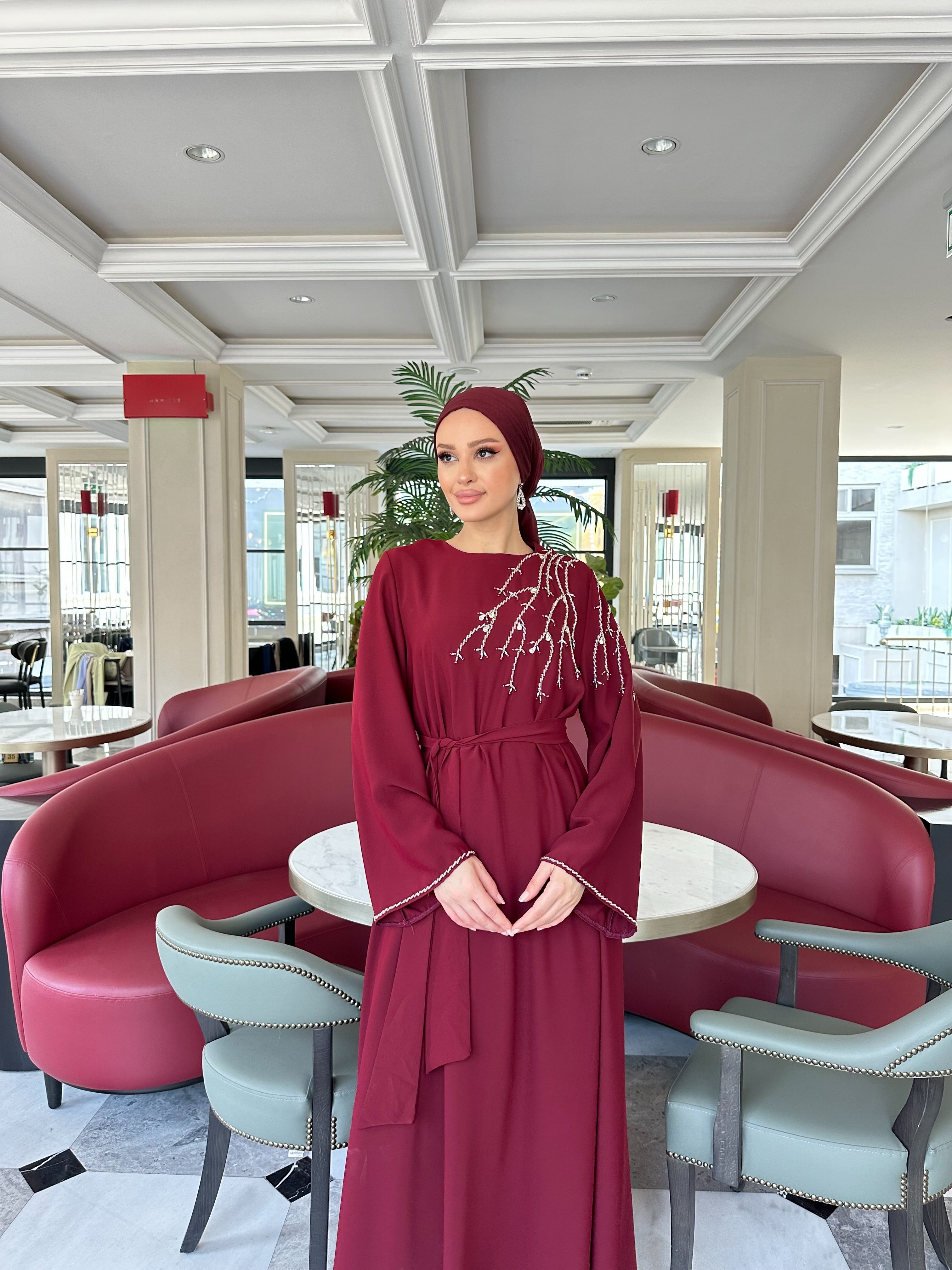 4210 Kol Ucu Ve Omuz Kısmında Taş İşlemeli Elbise  - bordo
