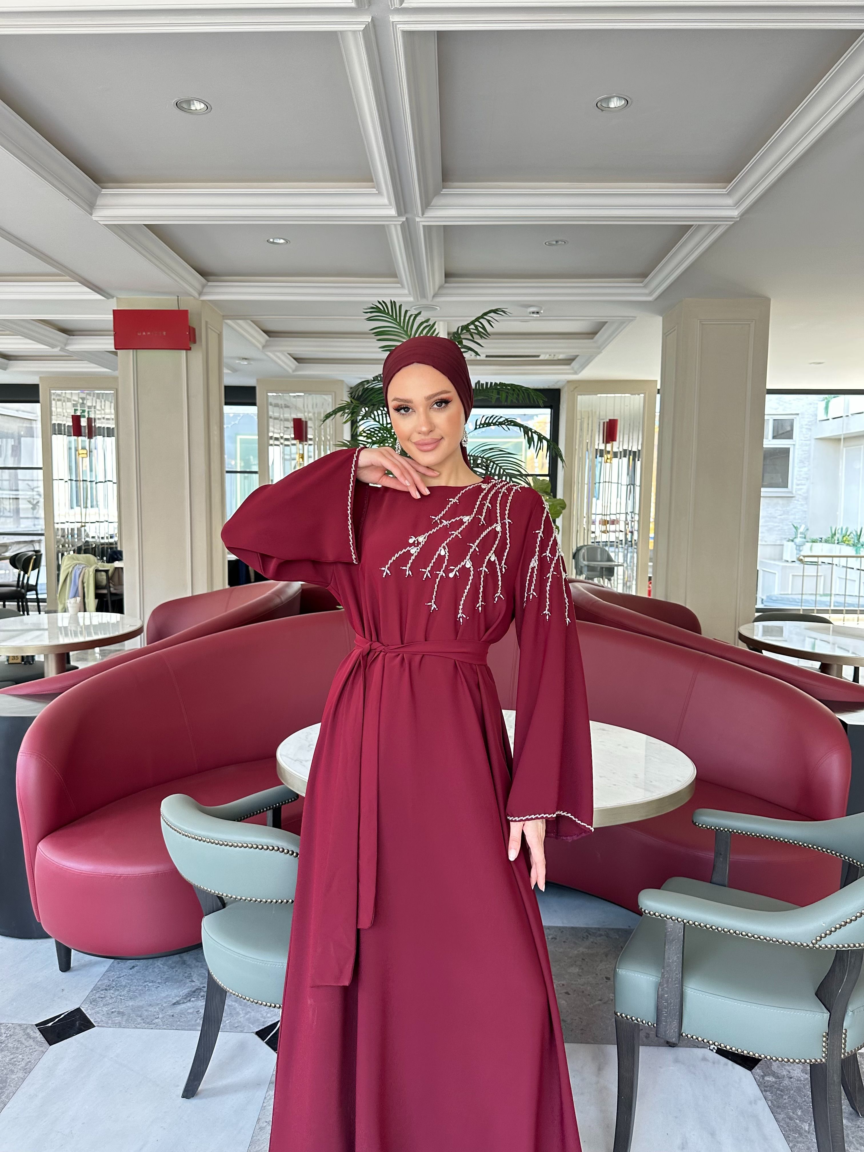4210 Kol Ucu Ve Omuz Kısmında Taş İşlemeli Elbise  - bordo