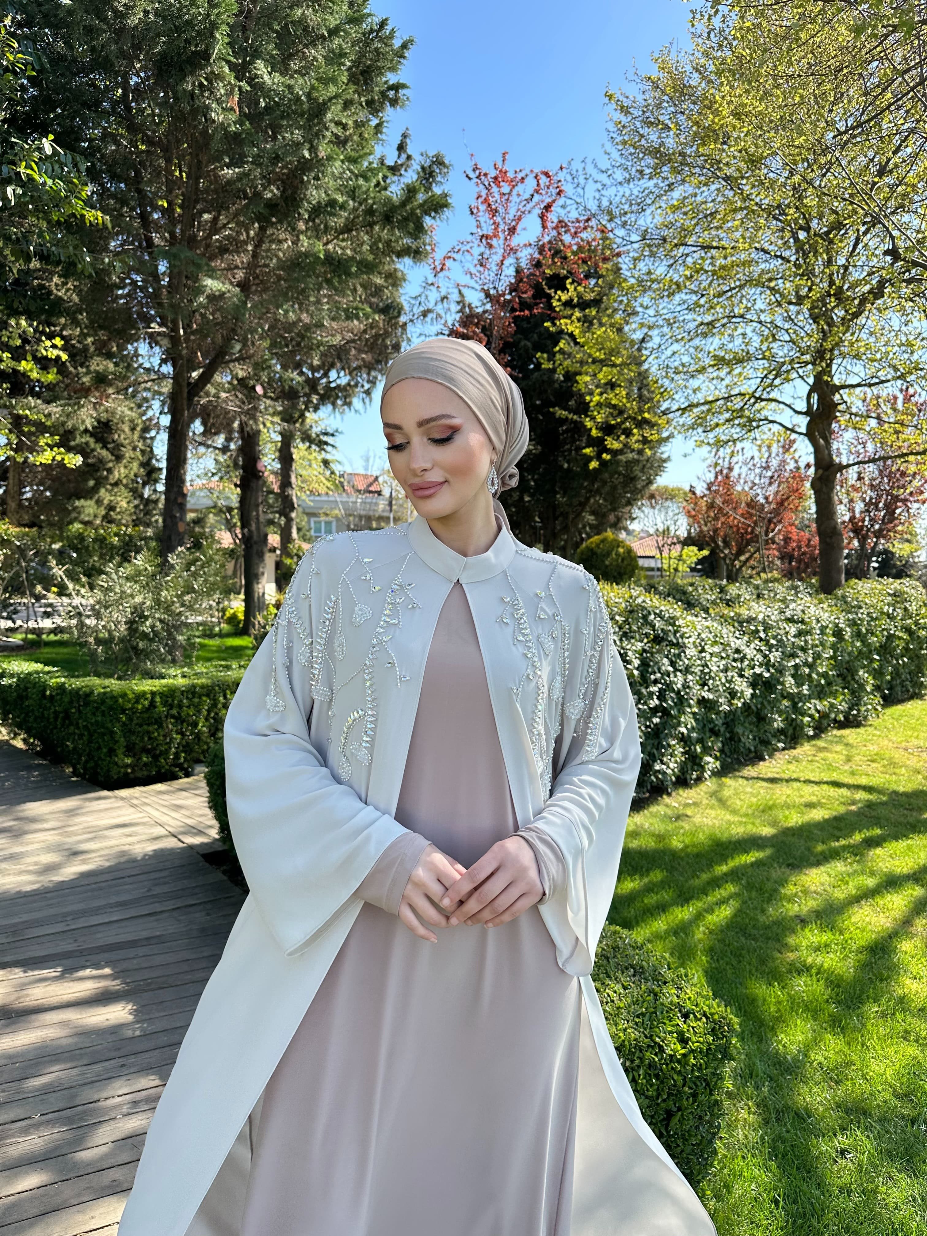 6222 Mimoza El İşlemeli Taş Detaylı Abaya 