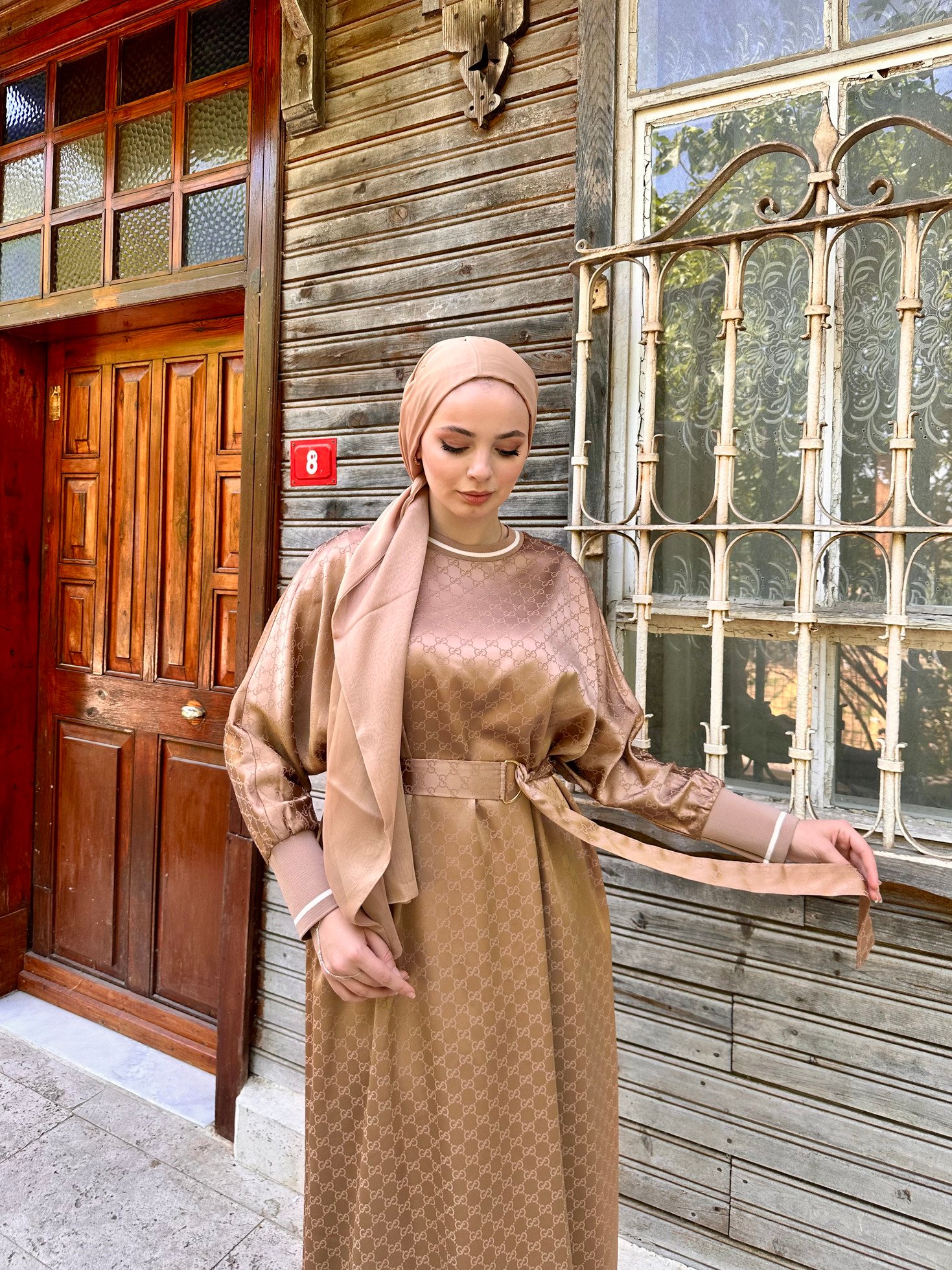 G Desenli Yarasa Kol Düğmeli İpek Saten Elbise