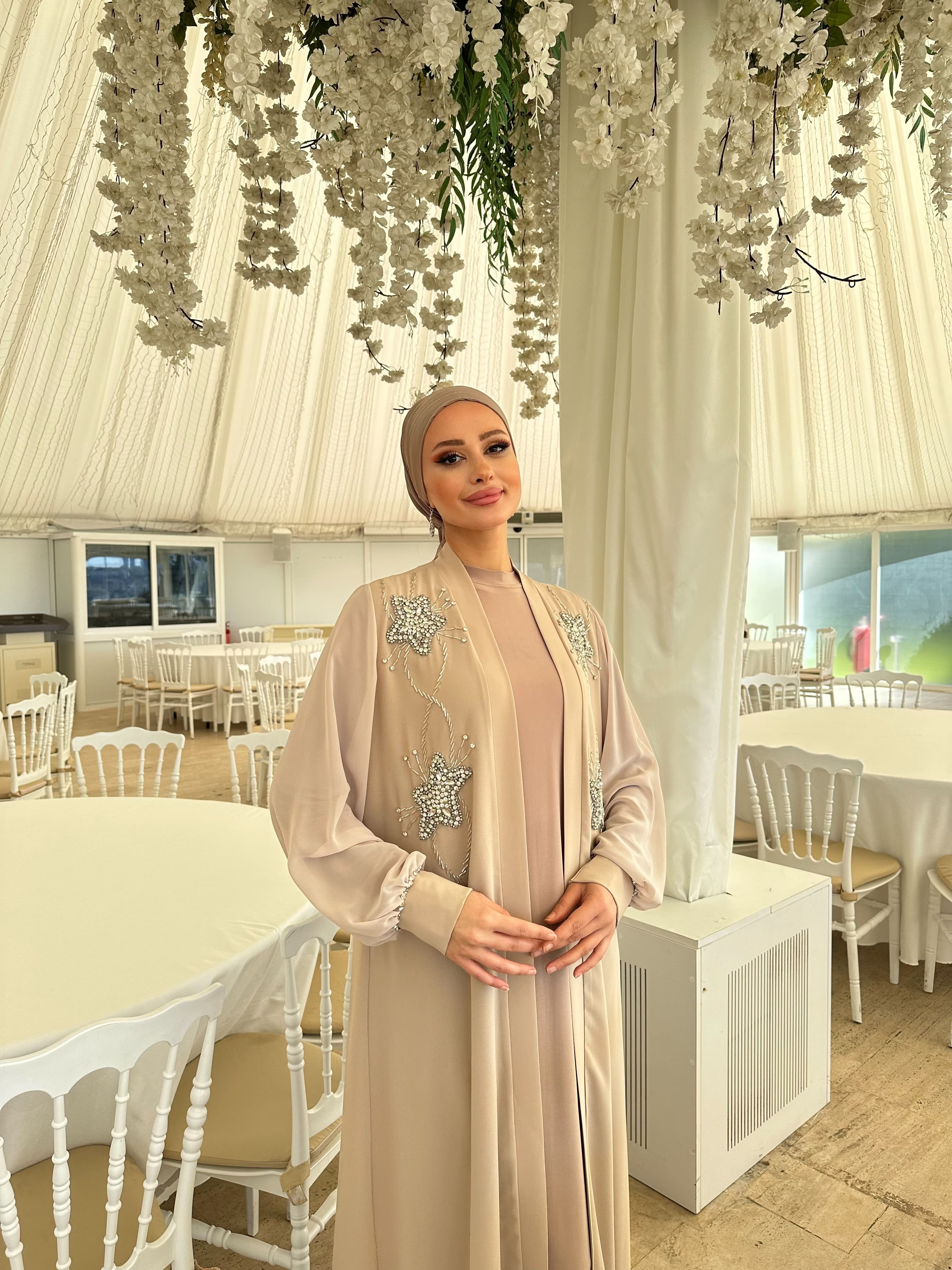 Kolları Şifon Ve Omuzdan Aşağı Taş İşleme 