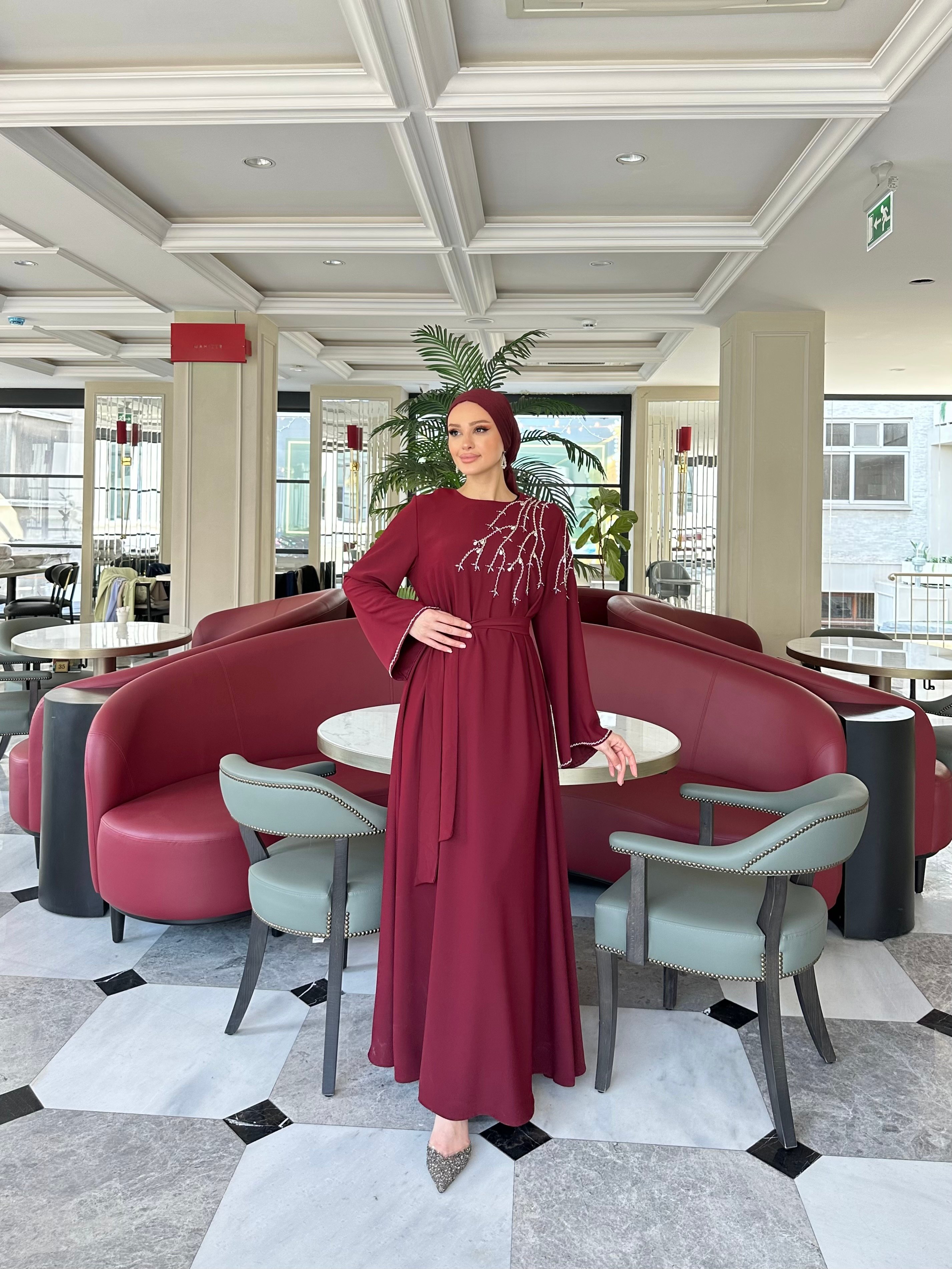 4210 Kol Ucu Ve Omuz Kısmında Taş İşlemeli Elbise  - bordo