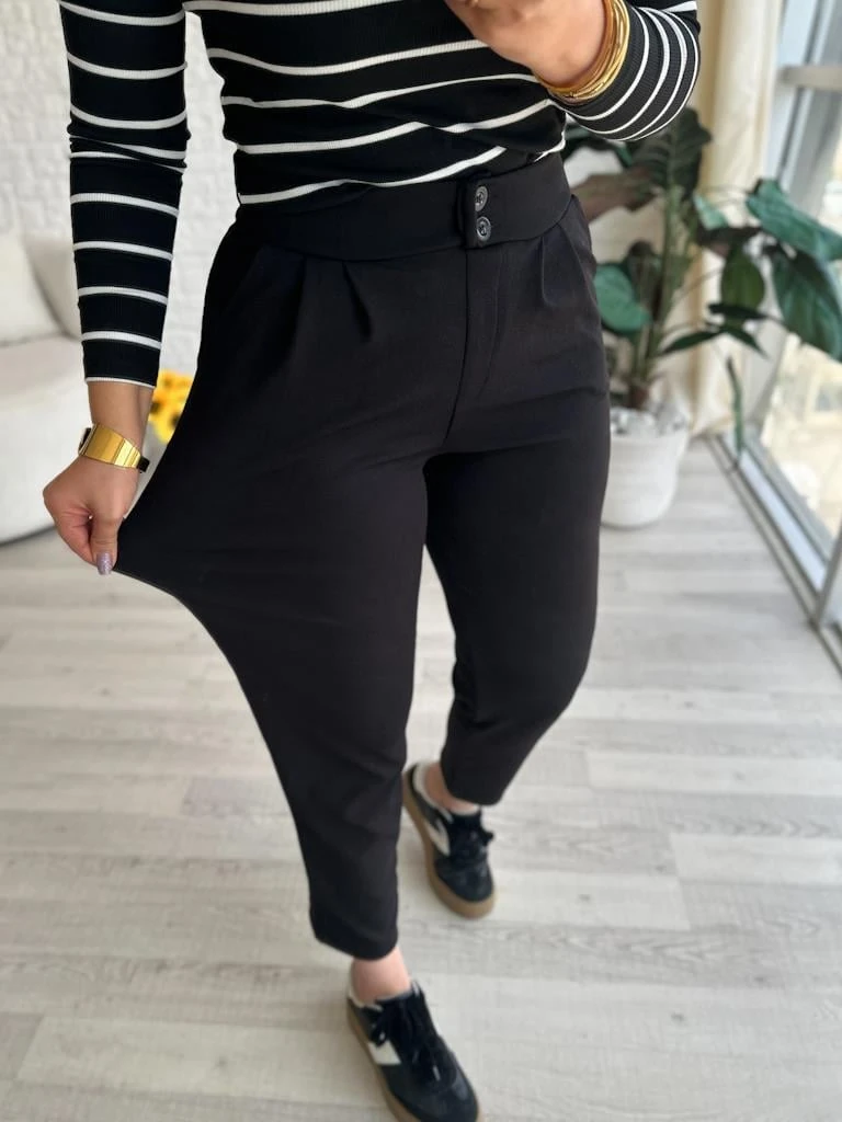 Siyah Çift Düğmeli Pileli Likralı Esnek Crep Pantolon Havuç Kalıp Bilek Boy 