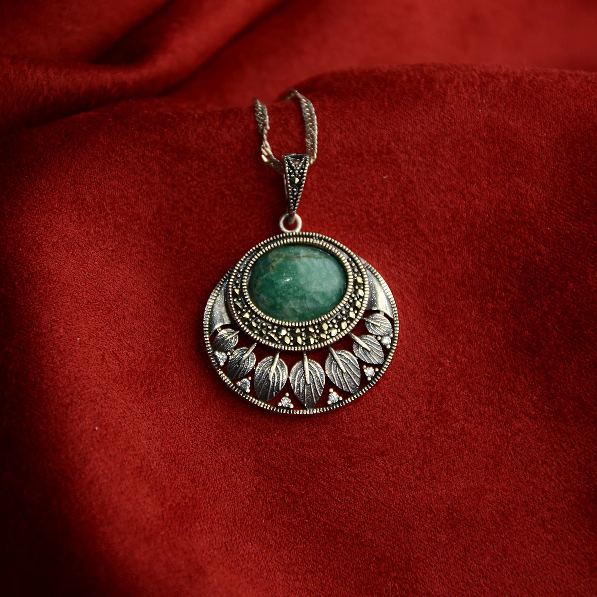 Gümüş Zincirli  Yaprak Desenli Oltu Zümrüdü Kolye