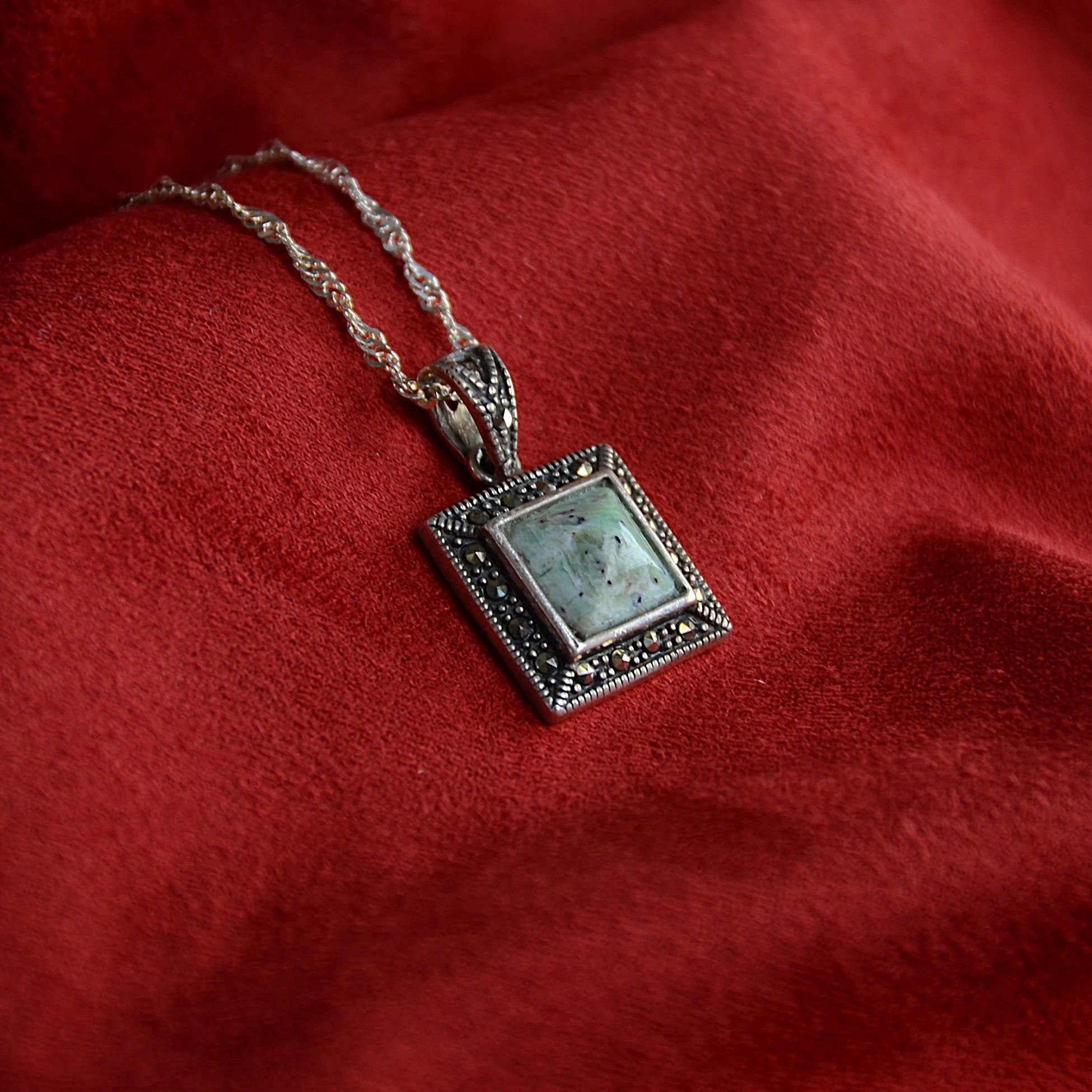 Kare Gümüş Zincirli Oltu  Zümrüdü Kolye