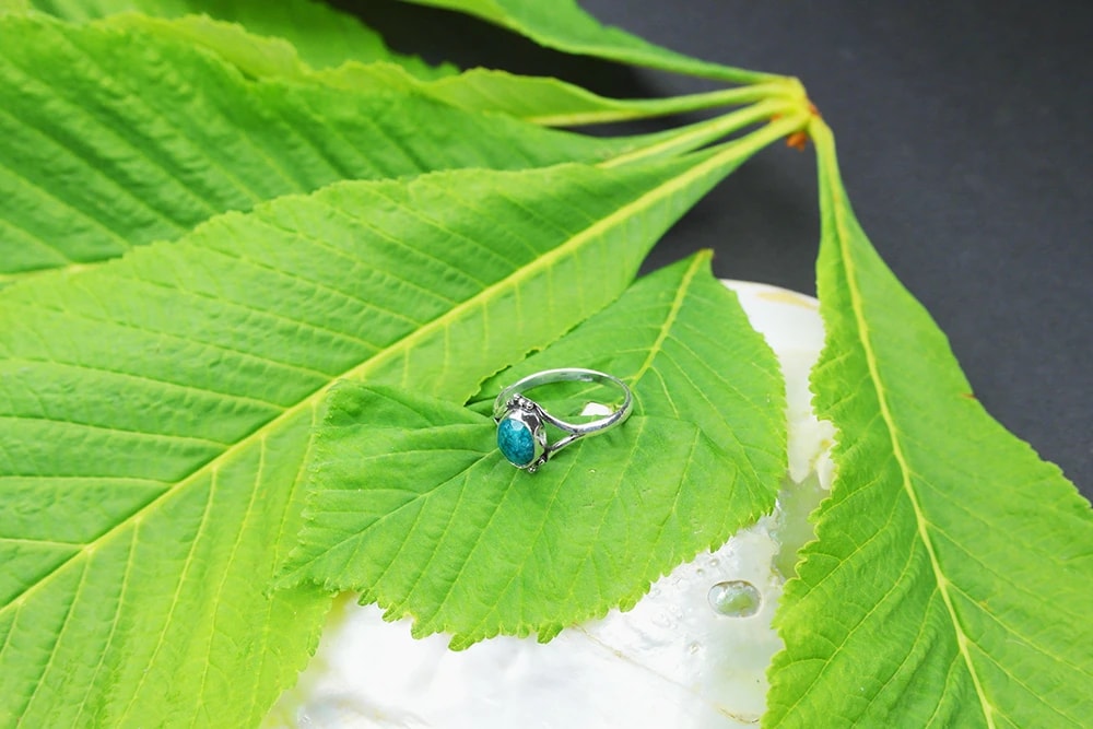 Fasetli Zümrüt Taşlı Zarif Yüzük