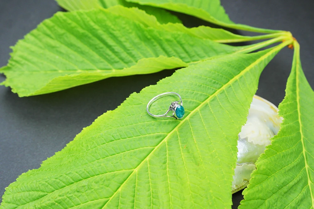 Fasetli Zümrüt Taşlı Zarif Yüzük