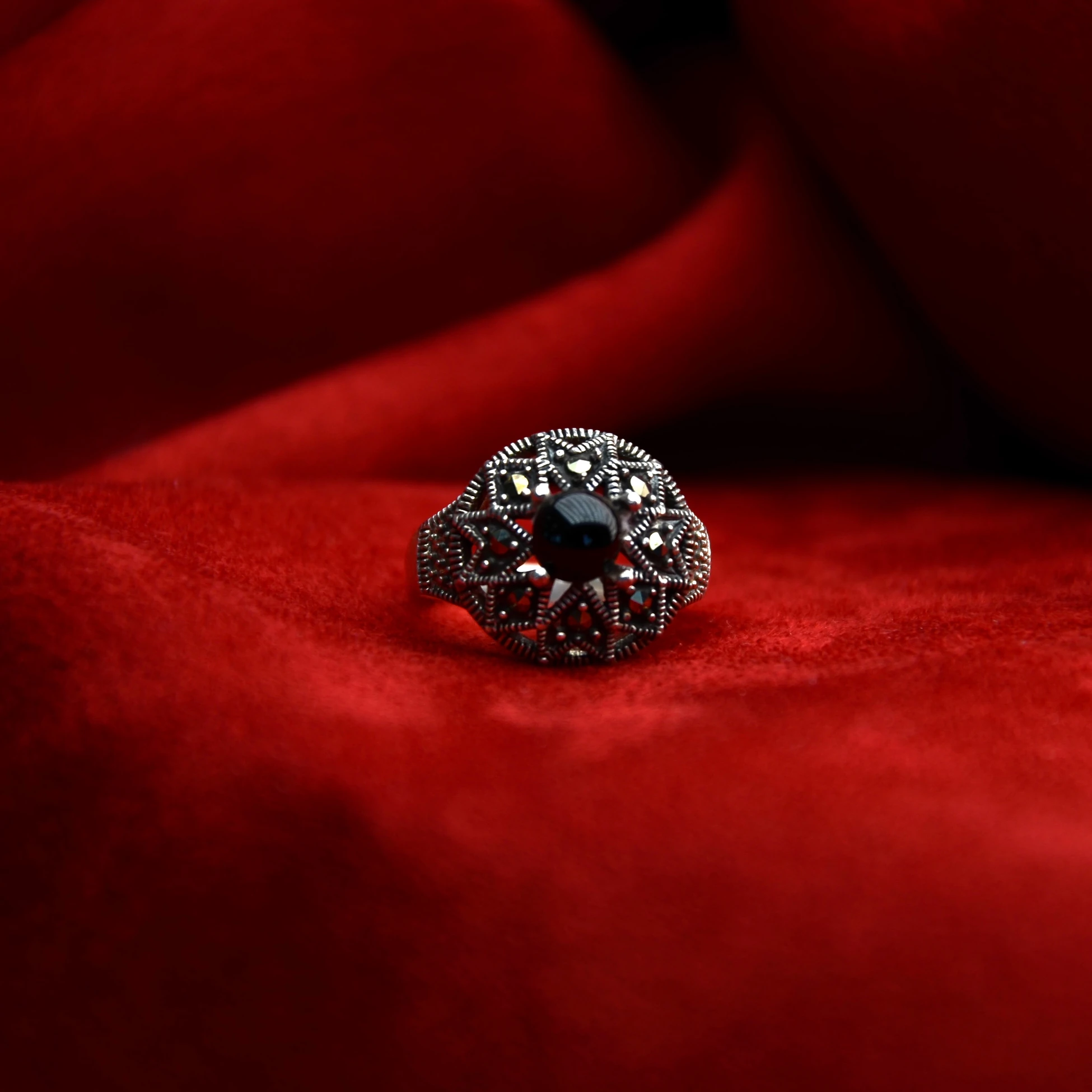 Yıldız Desenli  Oltu Taşı Kaşlı  Kadın Yüzük