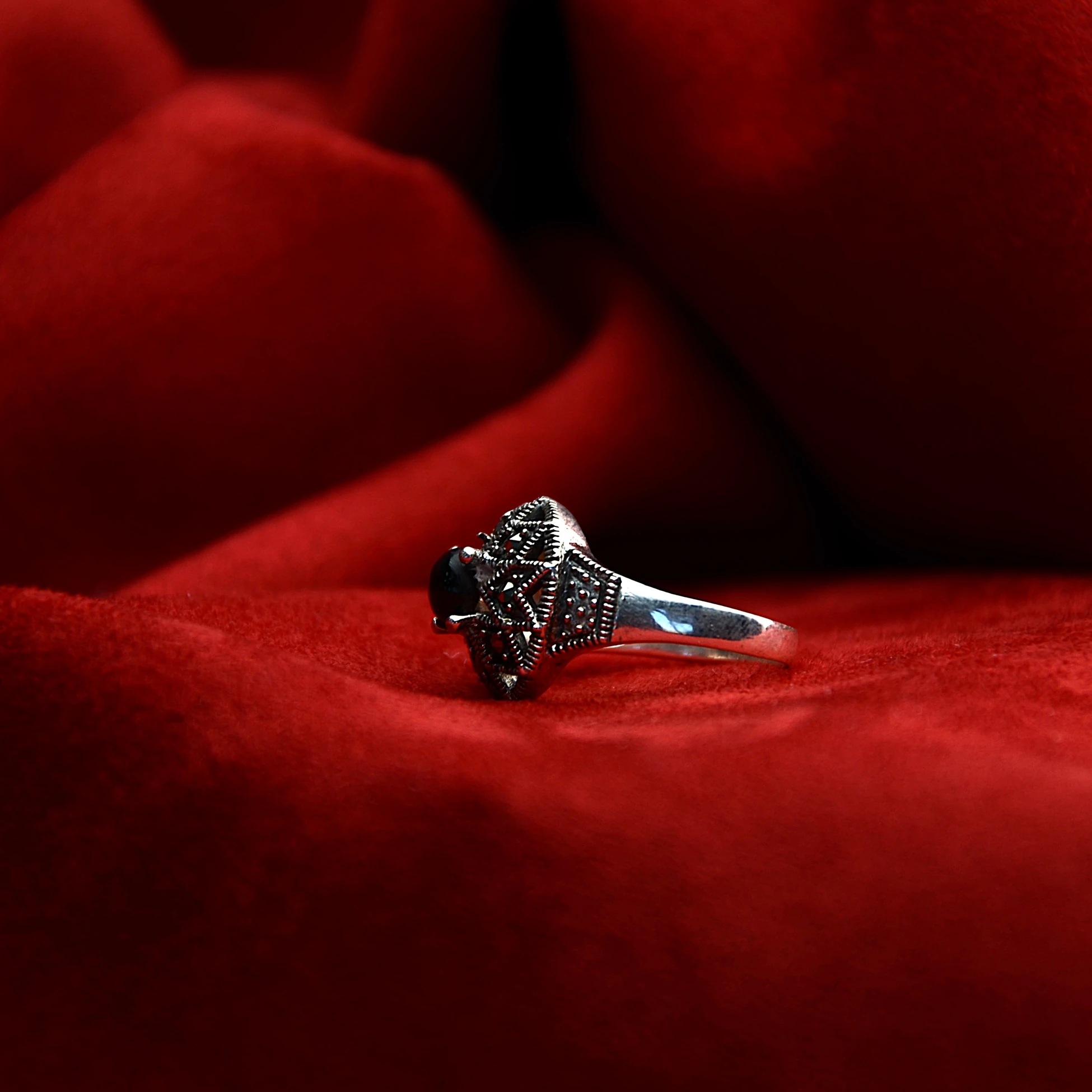 Yıldız Desenli  Oltu Taşı Kaşlı  Kadın Yüzük