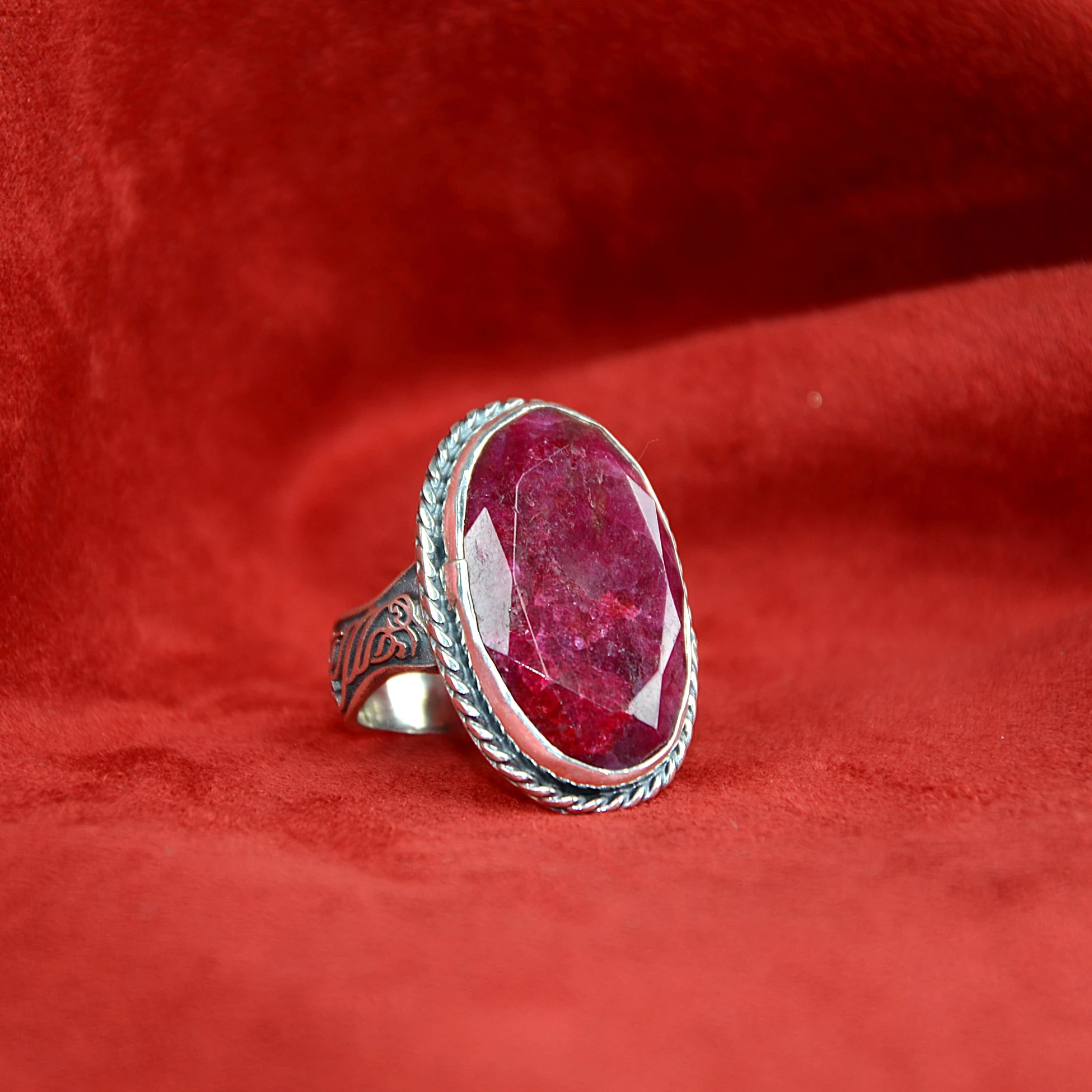 Yakut Rüzgarı Desenli Gümüş Yüzük