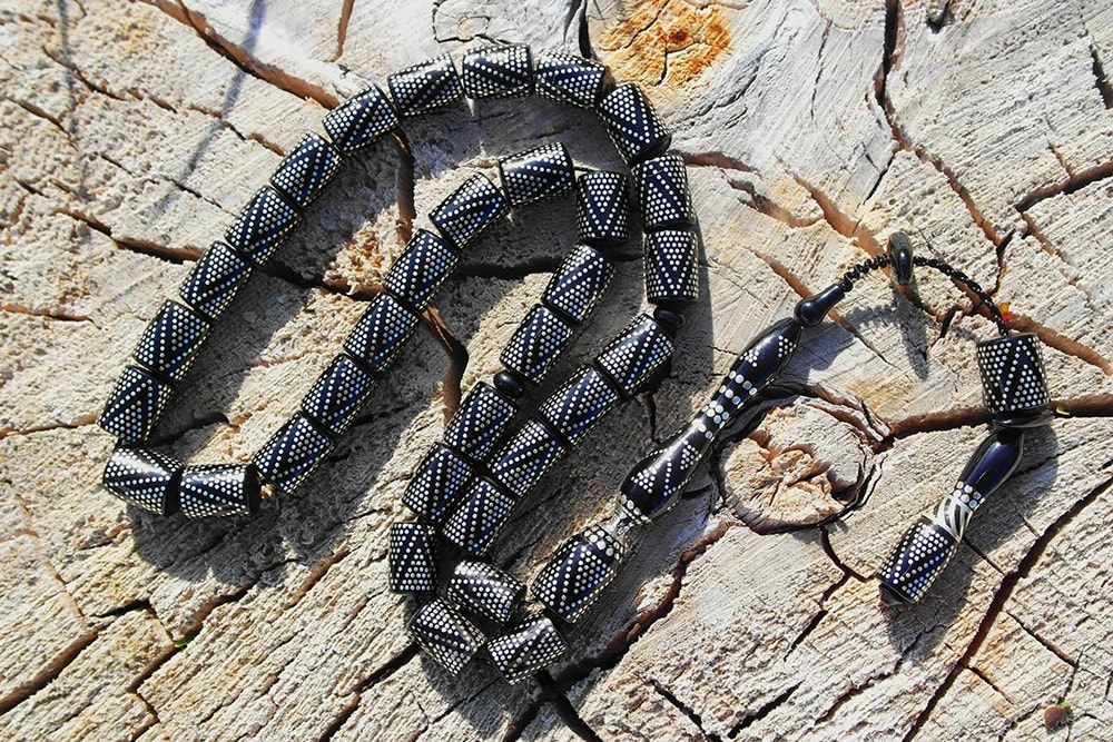 Kesme Piramit Zikzak İşlemeli Oltu Taşı  Tespih