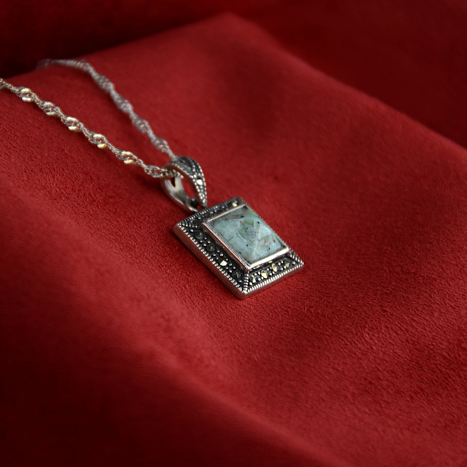 Kare Gümüş Zincirli Oltu  Zümrüdü Kolye