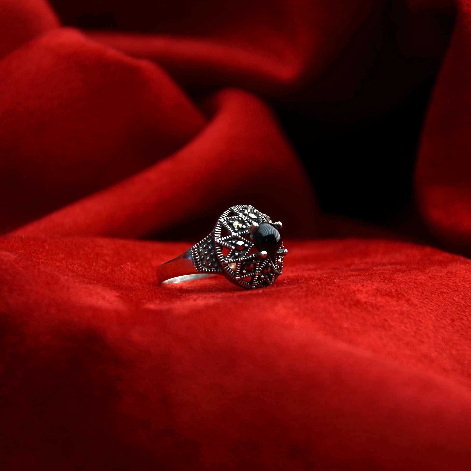 Yıldız Desenli  Oltu Taşı Kaşlı  Kadın Yüzük