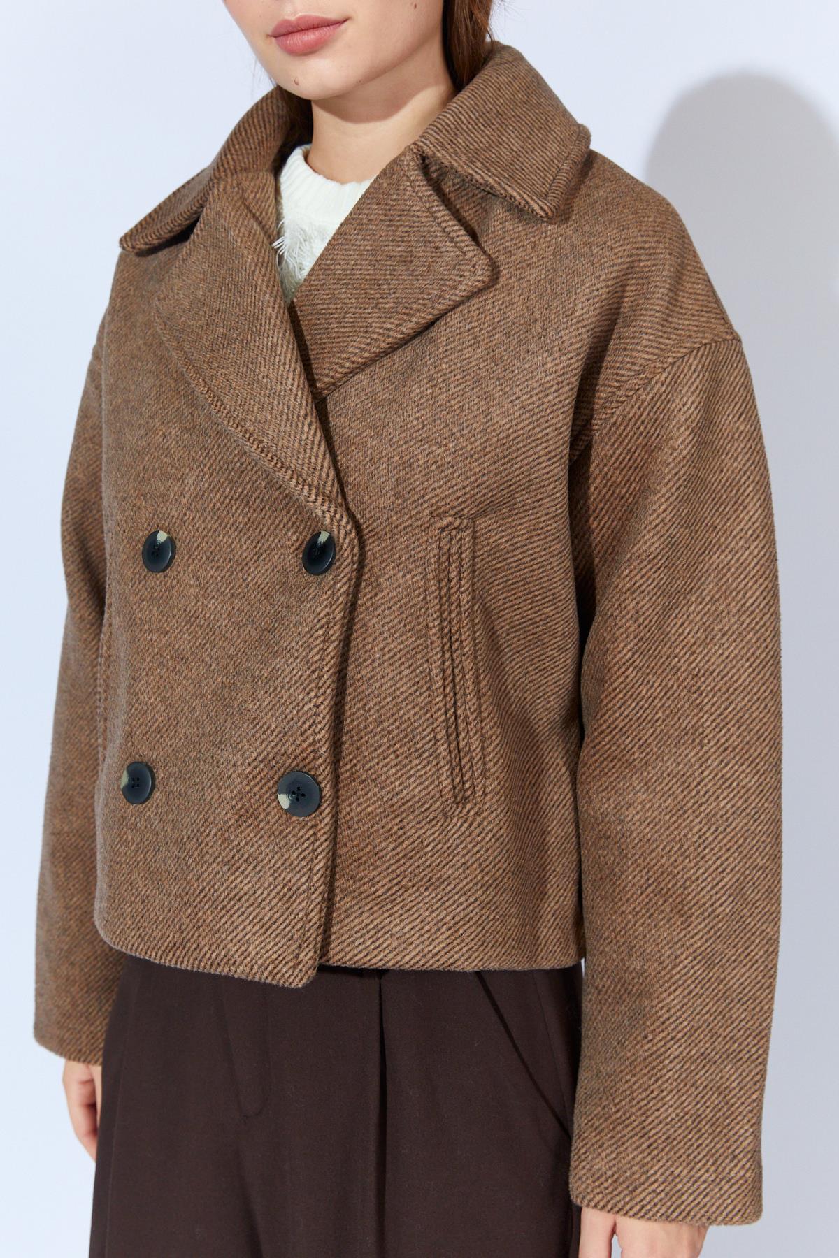 Kadın Yakalı Dört Düğmeli Diagonel Kısa Kaşe Ceket