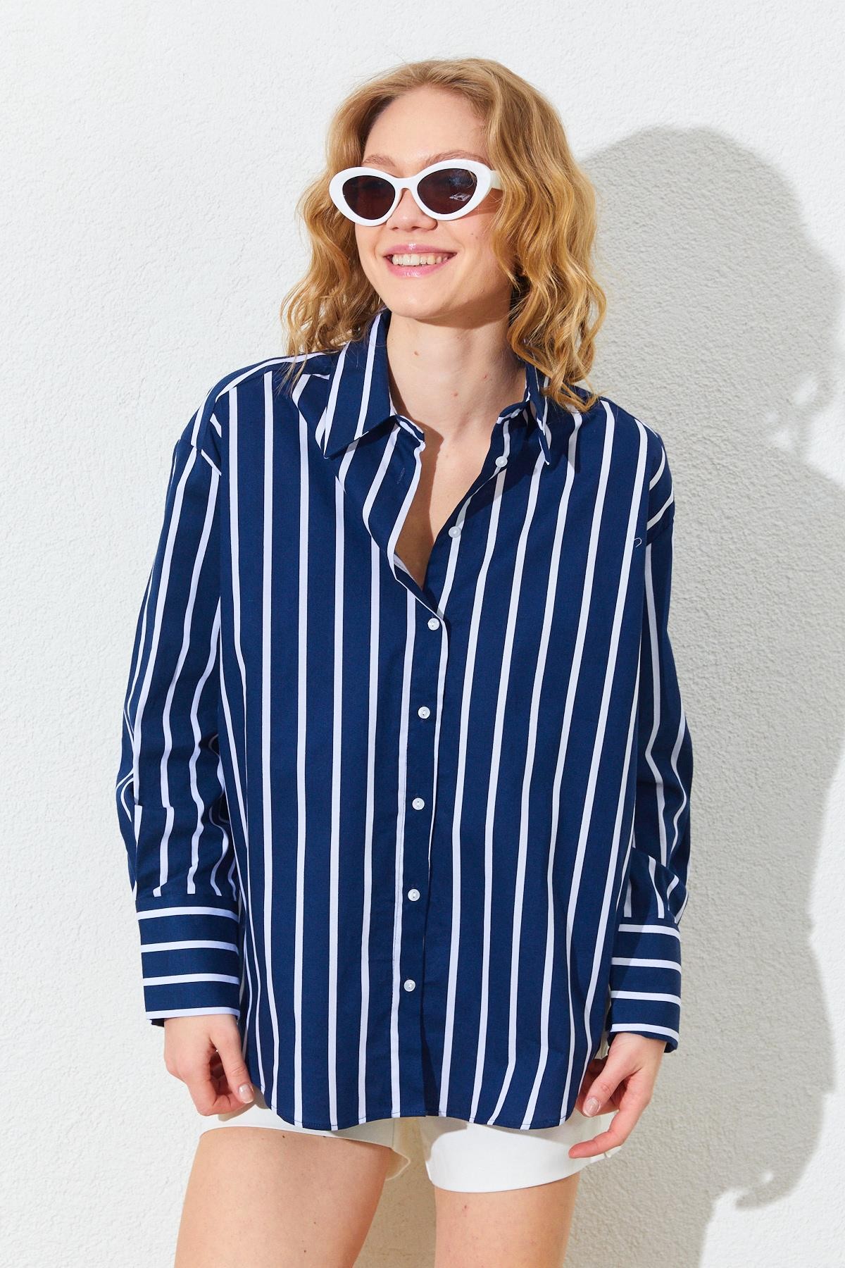 Kadın Kalın Manşetli Oversize Çizgili Poplin Gömlek