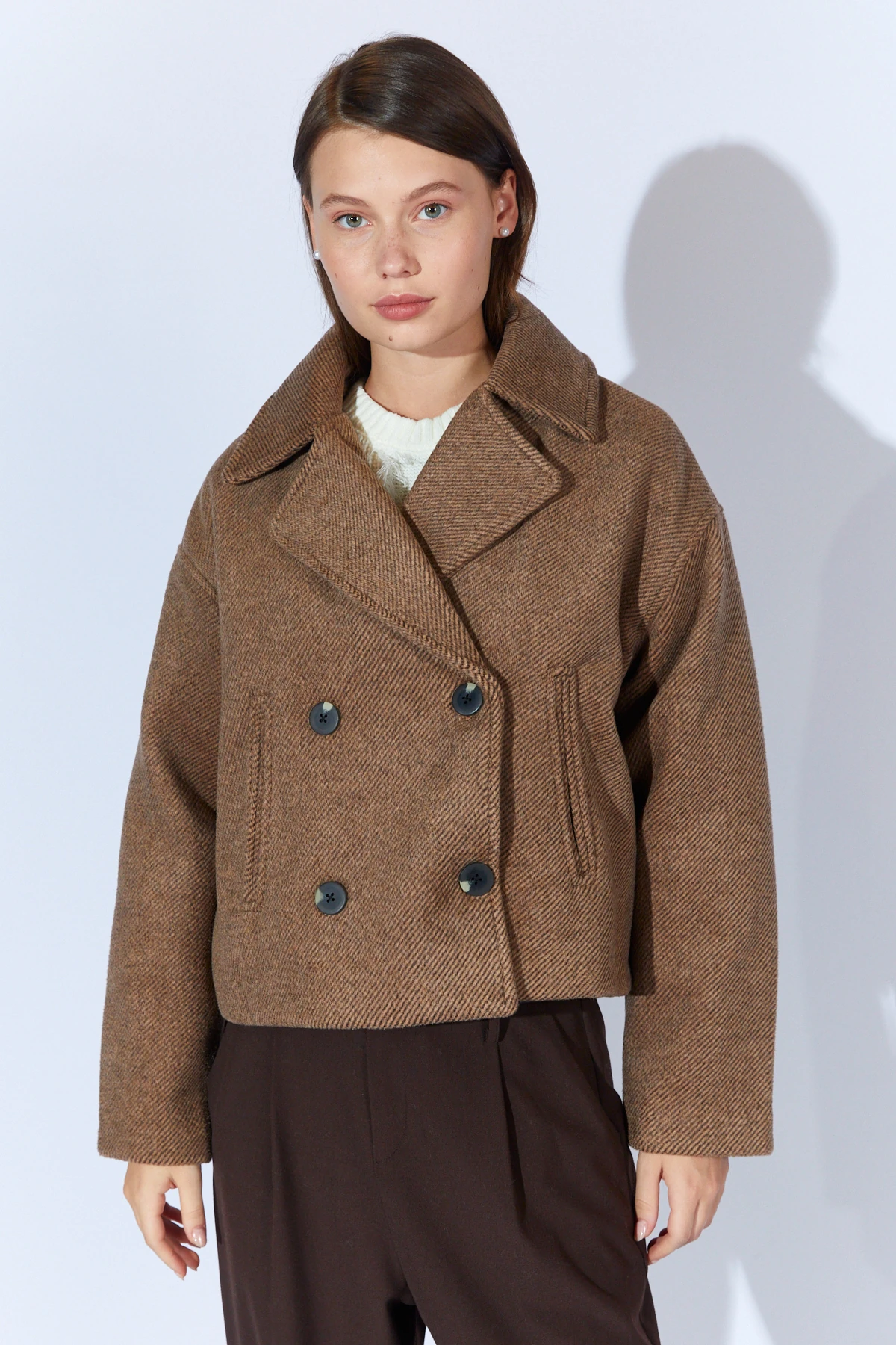 Kadın Yakalı Dört Düğmeli Diagonel Kısa Kaşe Ceket