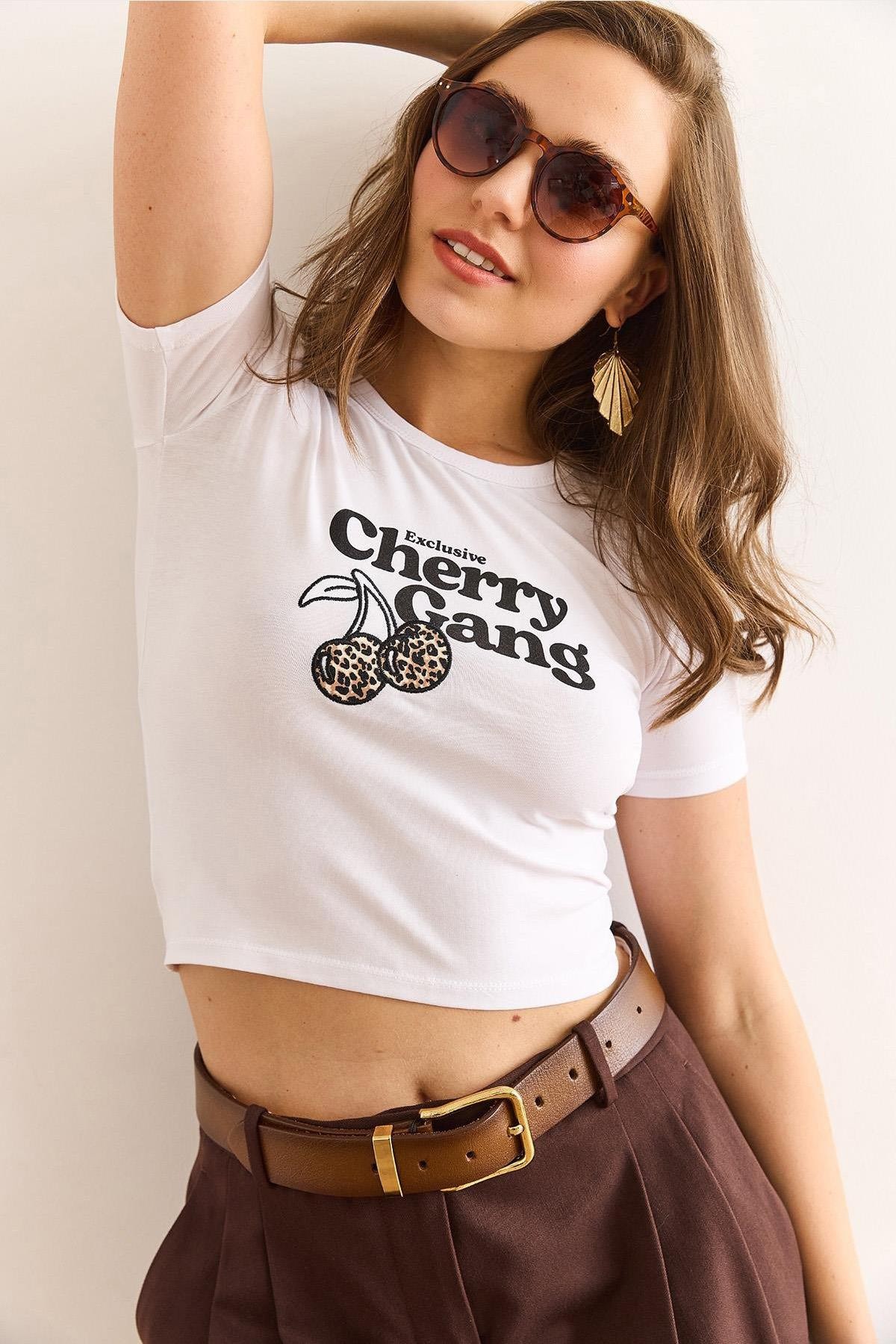 Kadın Bisiklet Yaka Cherry Gang Baskılı Full Licralı Ribana Tişört