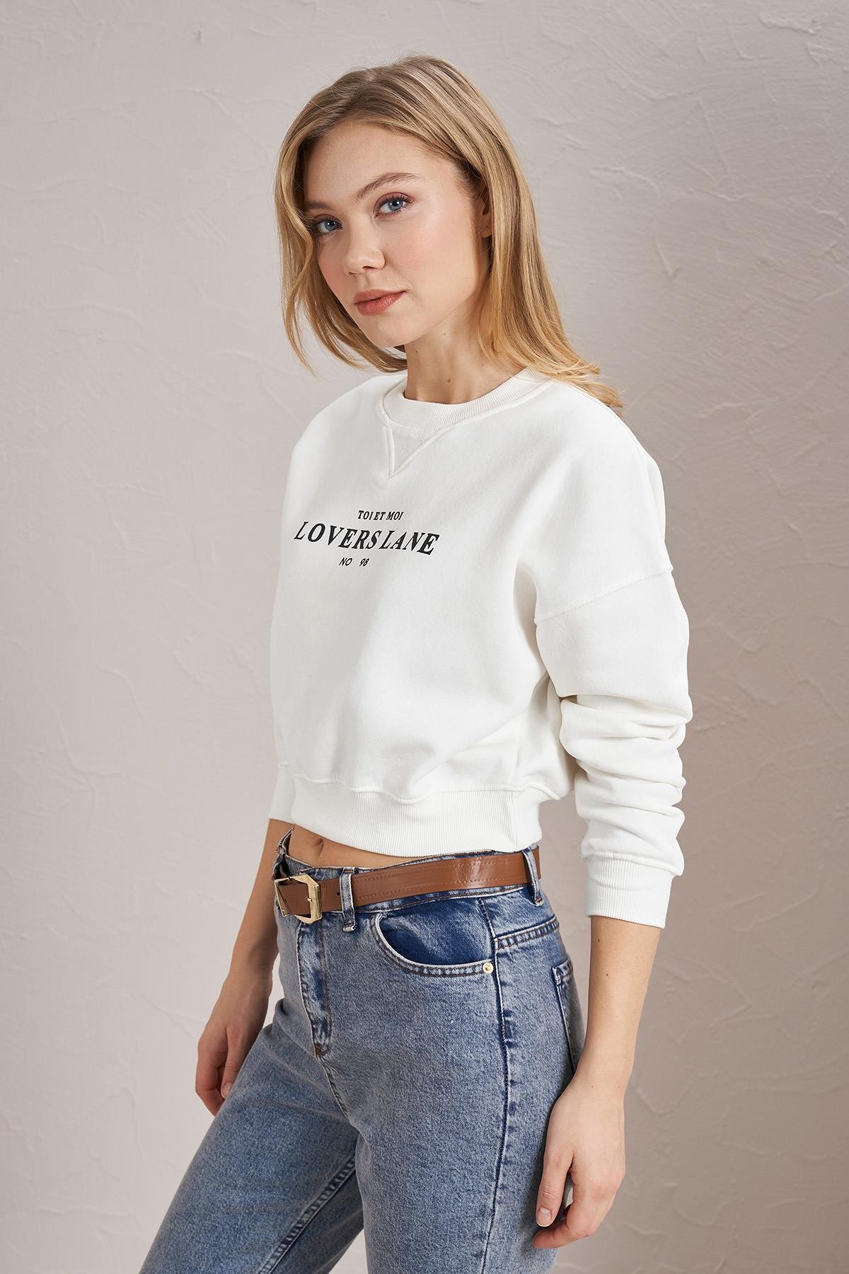 Kadın Bisiklet Yaka Lovers Lane Baskılı Üç İplik Crop Sweatshirt