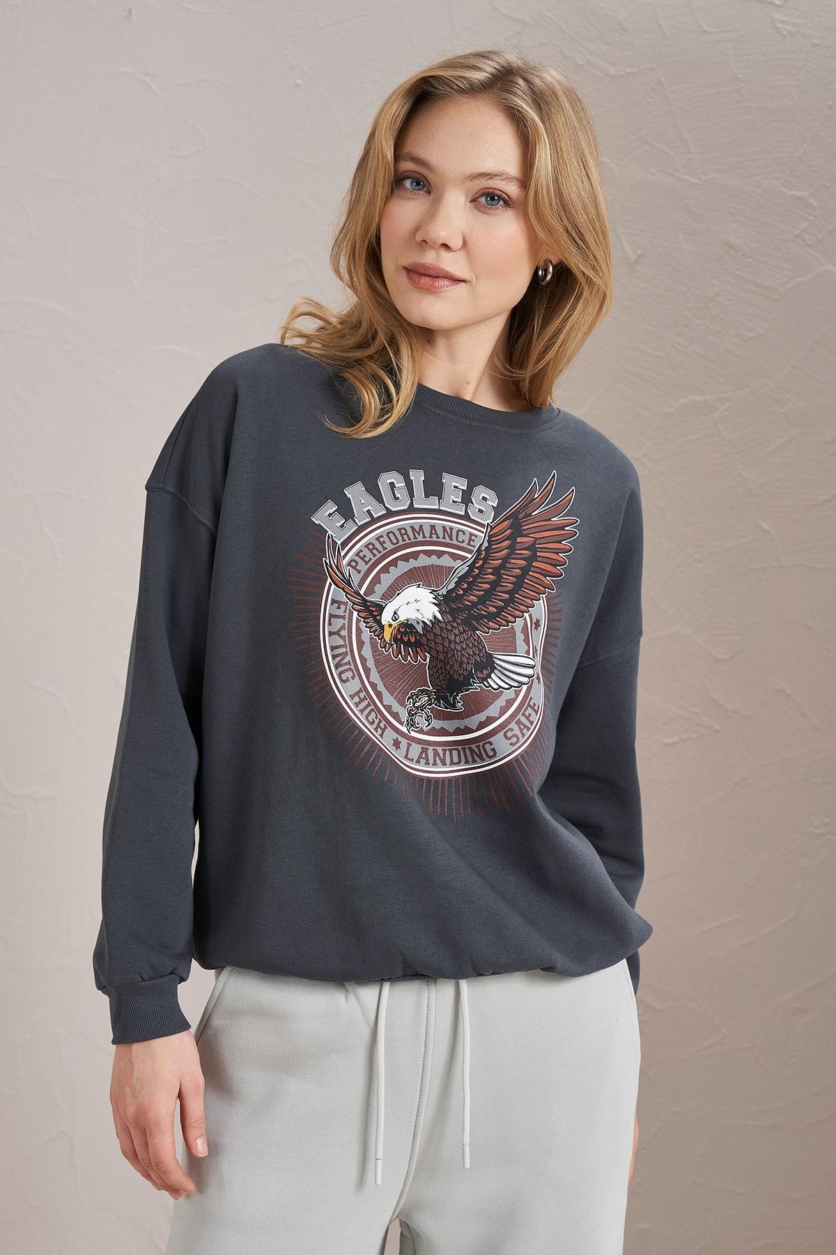 Kadın Bisiklet Yaka Eagles Baskılı Üç İplik Basic Sweatshirt - Füme