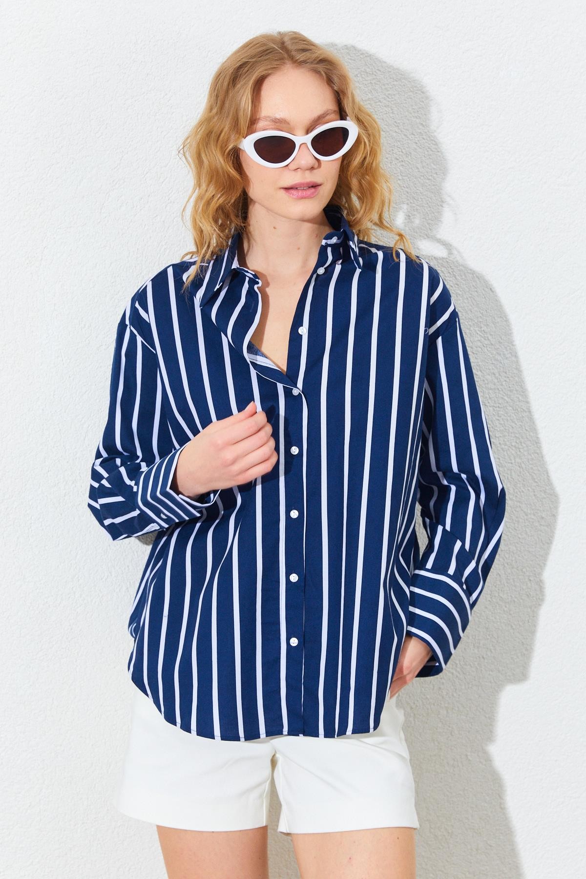 Kadın Kalın Manşetli Oversize Çizgili Poplin Gömlek