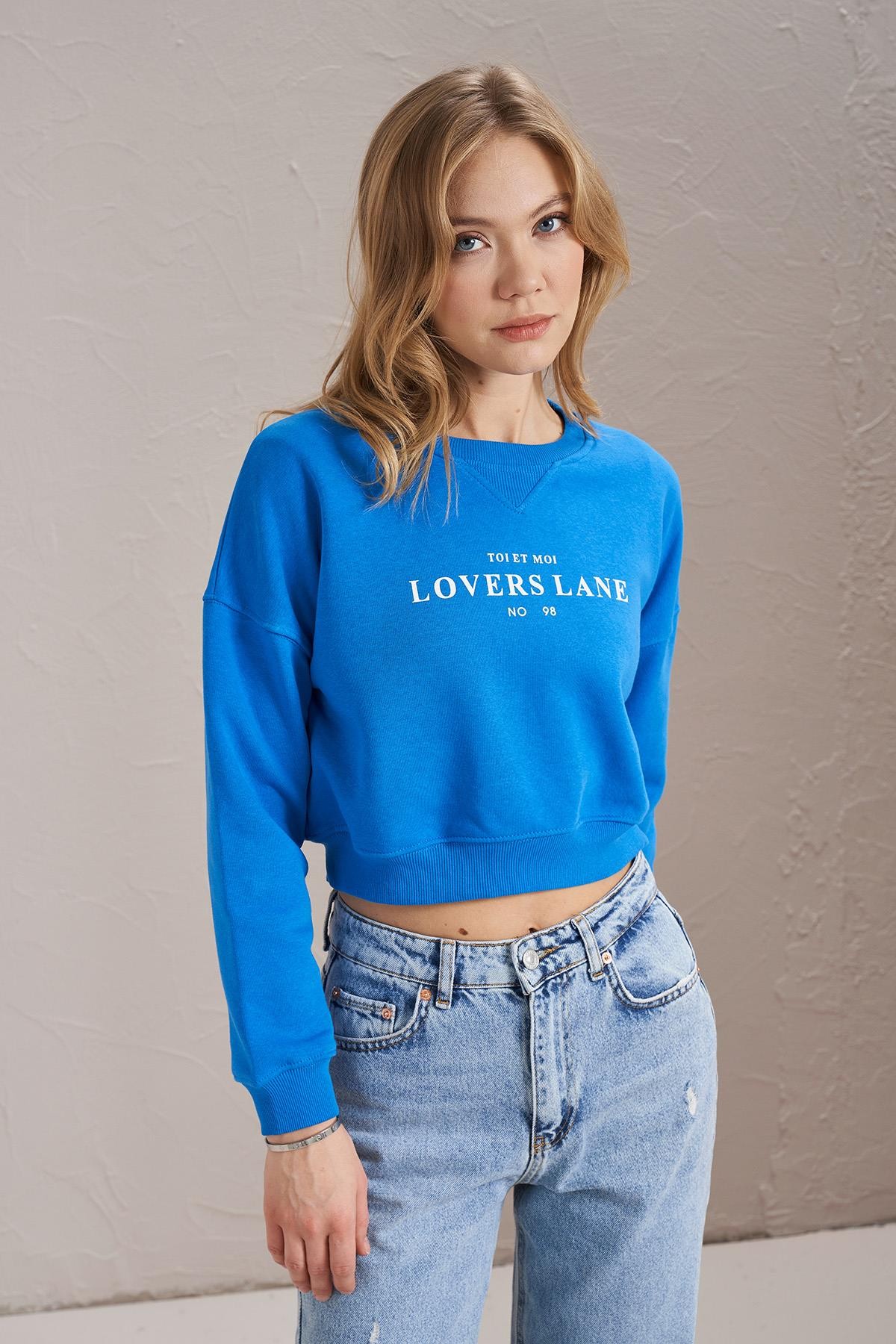 Kadın Bisiklet Yaka Lovers Lane Baskılı Üç İplik Crop Sweatshirt - Mavi