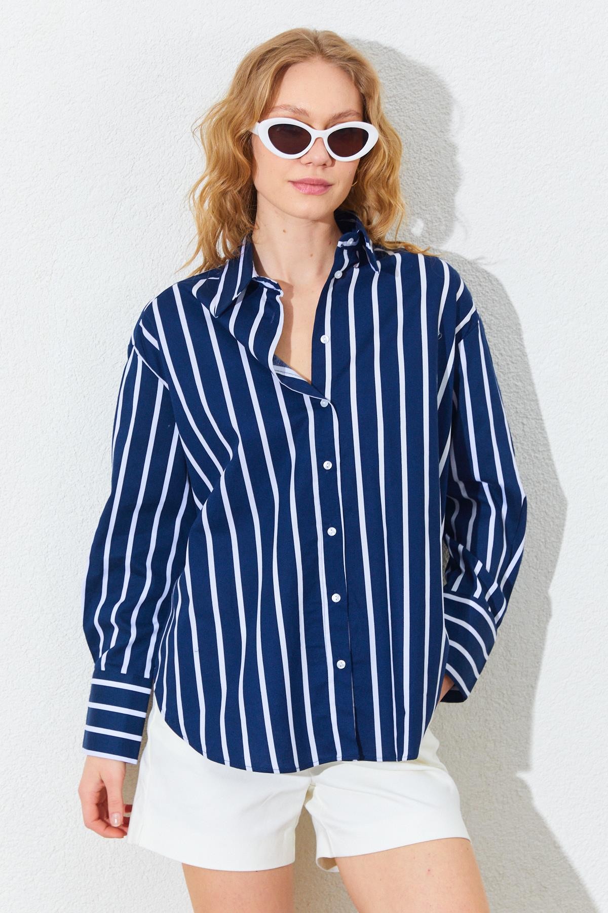 Kadın Kalın Manşetli Oversize Çizgili Poplin Gömlek