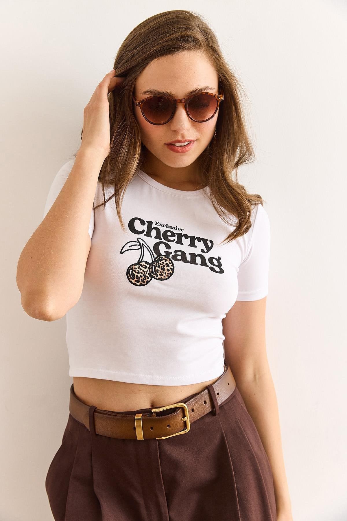 Kadın Bisiklet Yaka Cherry Gang Baskılı Full Licralı Ribana Tişört