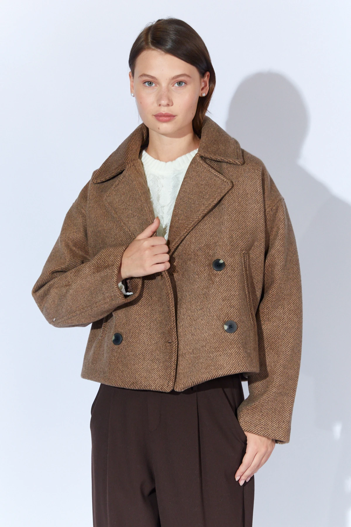 Kadın Yakalı Dört Düğmeli Diagonel Kısa Kaşe Ceket