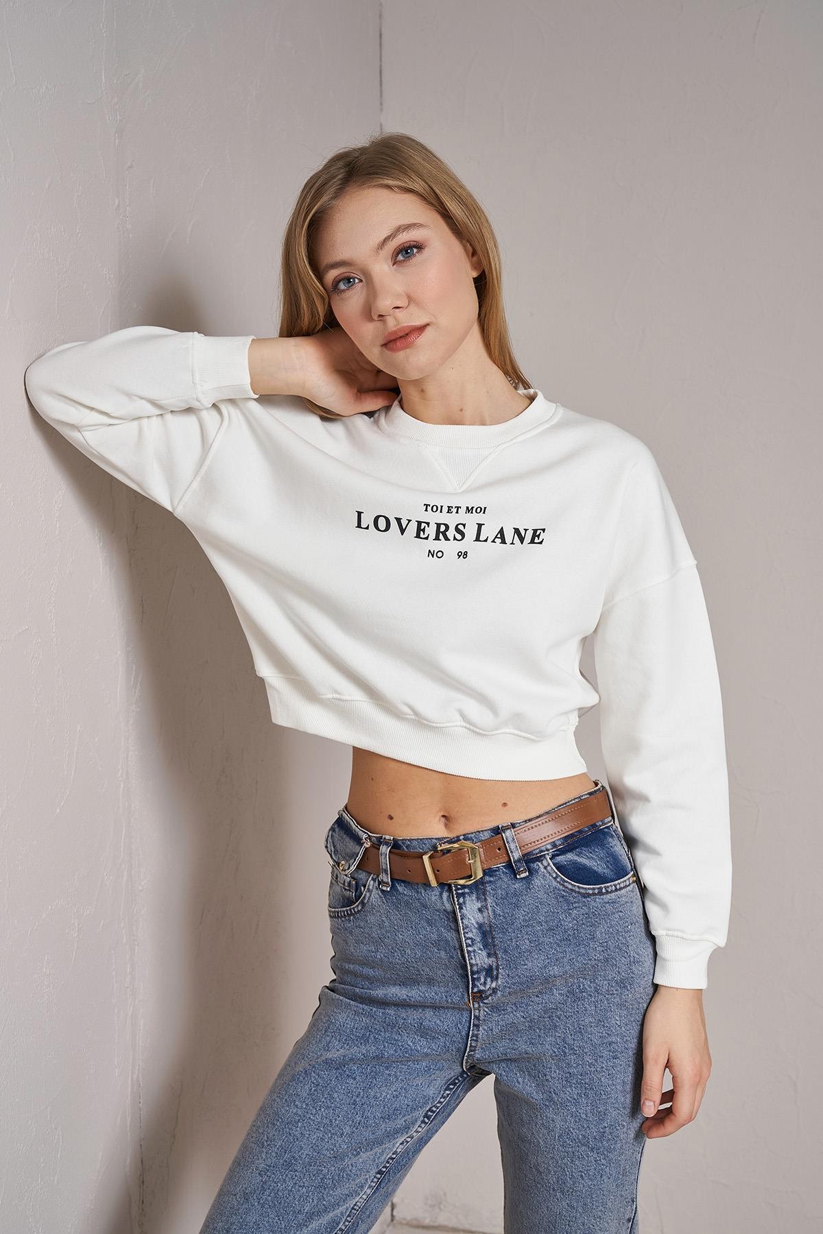 Kadın Bisiklet Yaka Lovers Lane Baskılı Üç İplik Crop Sweatshirt