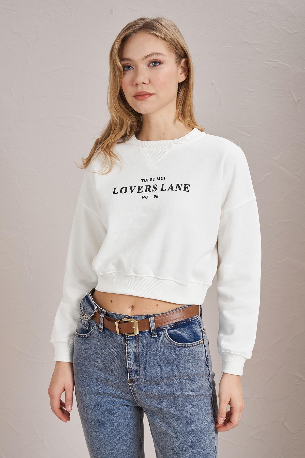 Kadın Bisiklet Yaka Lovers Lane Baskılı Üç İplik Crop Sweatshirt - Ekru