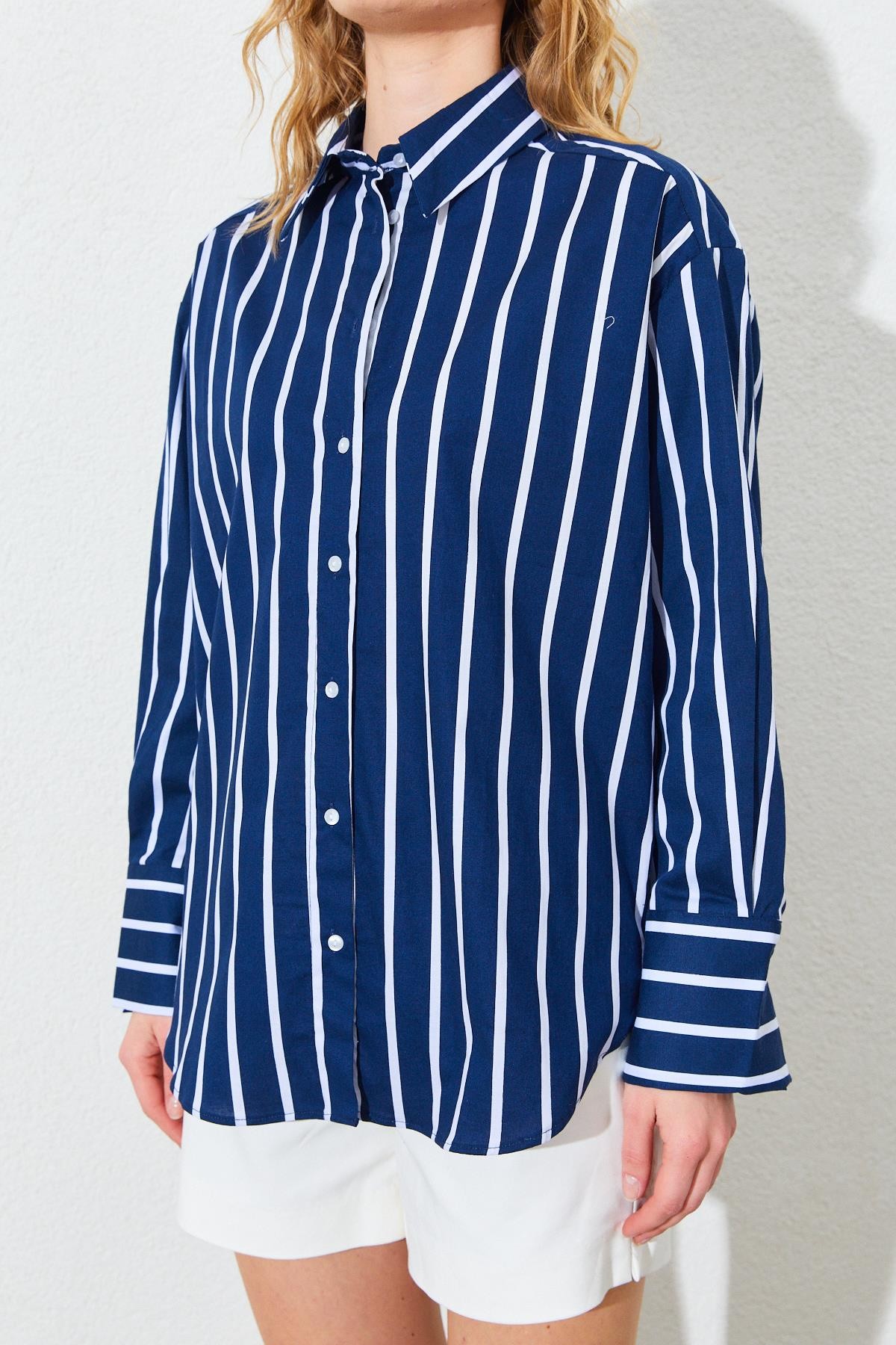Kadın Kalın Manşetli Oversize Çizgili Poplin Gömlek